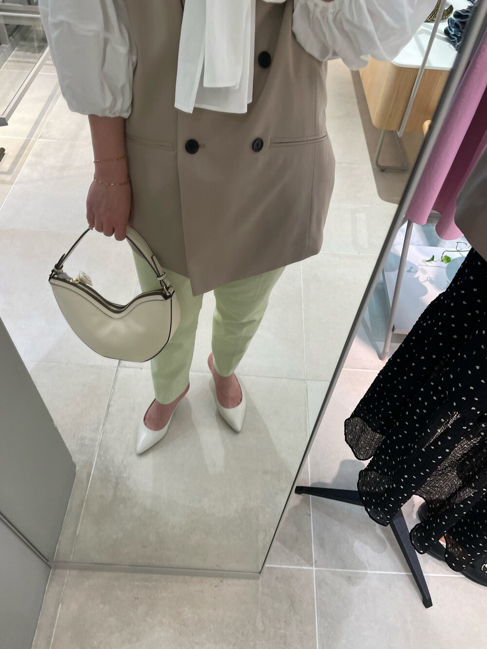 ベージュ系のベスト、ホワイト系のシャツ/ブラウス、グリーン系のその他パンツを着用したレディースの春コーディネートの4枚目の写真