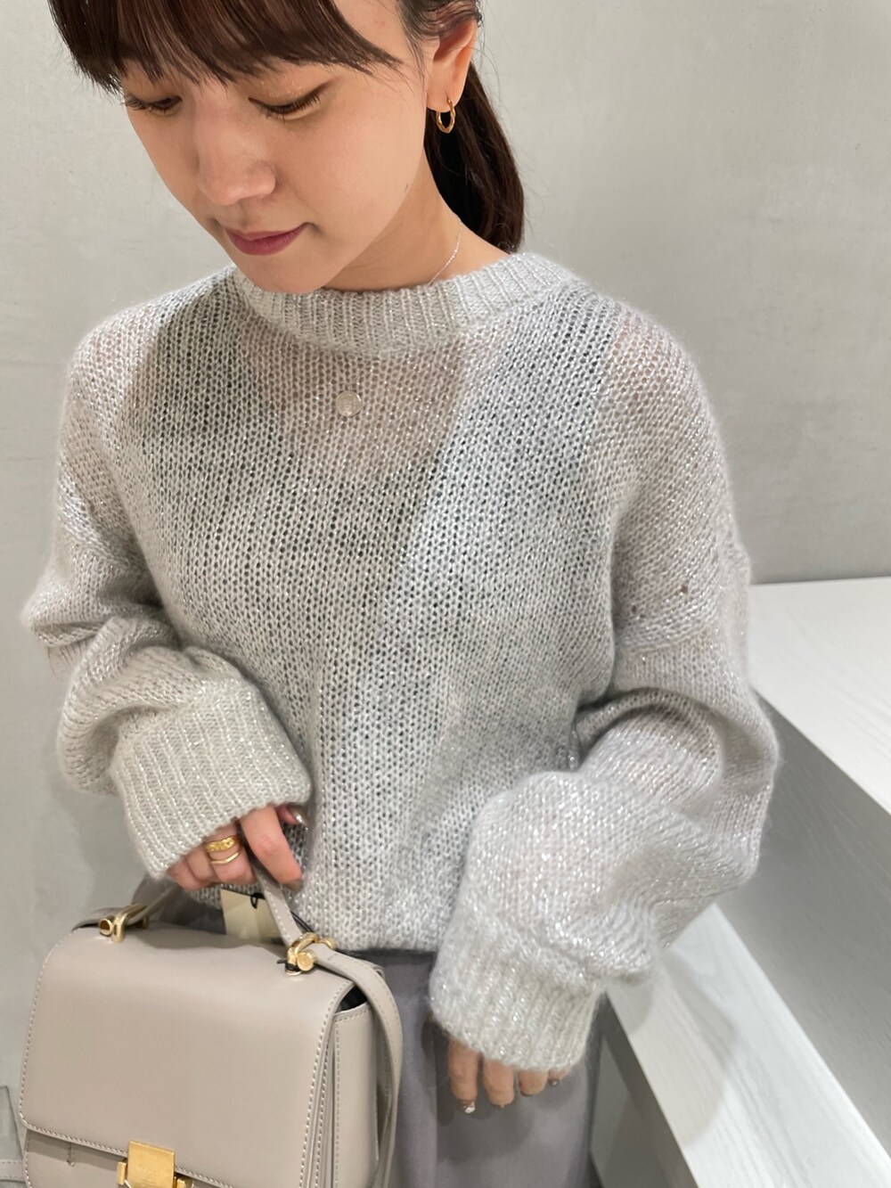 「ファッションを楽しもう、コート、きれいめカジュアル、冬コーデ、ニット、淡色コーデ、冬アウター、クリスマスに着たい服、ロングコート、イエベ秋、Rougevif、ルージュヴィフ、グレー、パンツスタイル、ハンドバッグ」｜「Rouge vifのラメ×モヘアニットプルオーバー（ニット/セーター、ホワイト系）」を使った、yunaさん（レディース・161cm）の秋コーディネートの3枚目の写真
