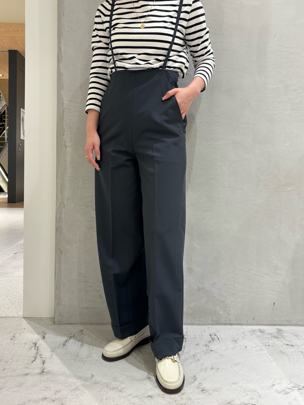 「ローファー、シンプルコーデ、春色、春アウター、コート、トレンチコート、ワイドパンツ、パンツスタイル、サスペンダーパンツ、ボーダー、ハンドバッグ、Rougevif、ルージュヴィフ」｜「Rouge vif AnnaのバックVボーダーロンT（Tシャツ/カットソー、ブラック系）」を使った、yunaさん（レディース・161cm）の冬コーディネートの3枚目の写真