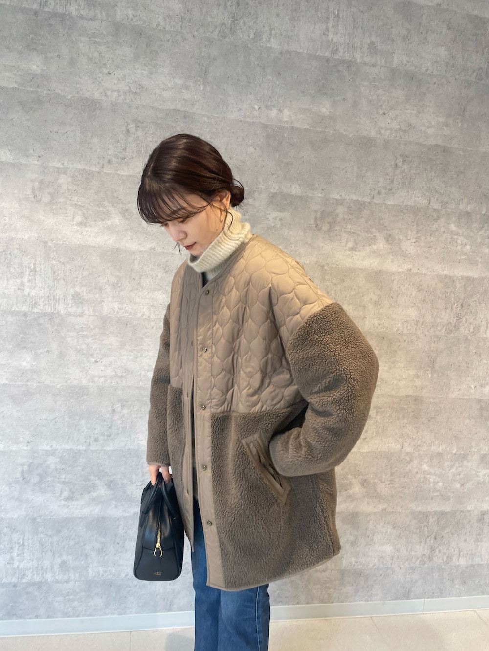「コート、デニム、キルティング、冬コーデ、タートルネック、オーバーサイズ、リバーシブル、キルティングジャケット、ゆったりコーデ、オトナカジュアル、Rougevif、休日スタイル」｜「Rouge vif Annaの【WEB先行発売】ボア&キルティングリバーシブルブルゾン（ブルゾン、ブラウン系）」を使った、yunaさん（レディース・161cm）の秋コーディネートの2枚目の写真