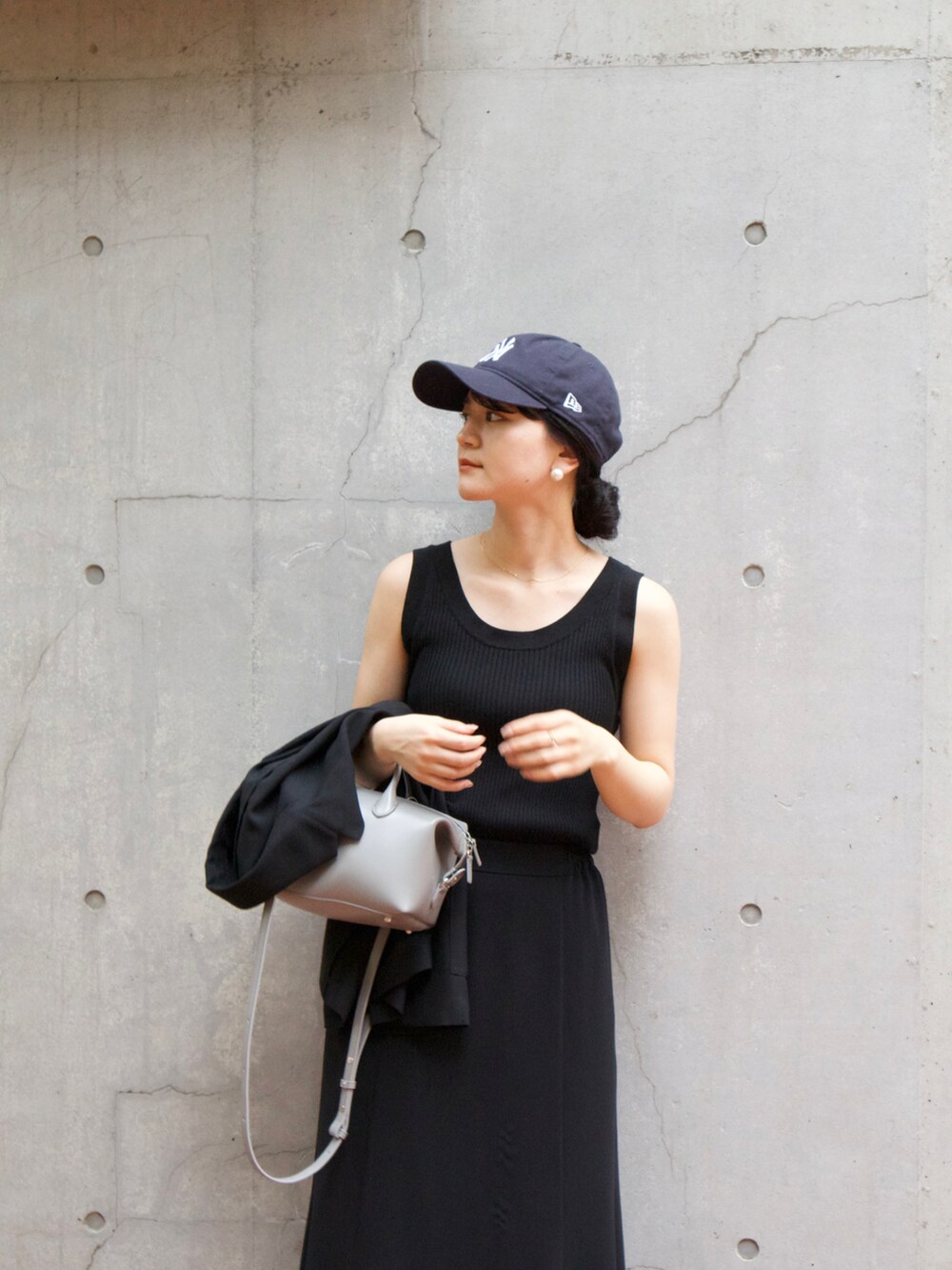 ブラック系のタンクトップ、ブラック系のテーラードジャケット、ブラック系のスカートを着用したレディースの夏コーディネートの2枚目の写真