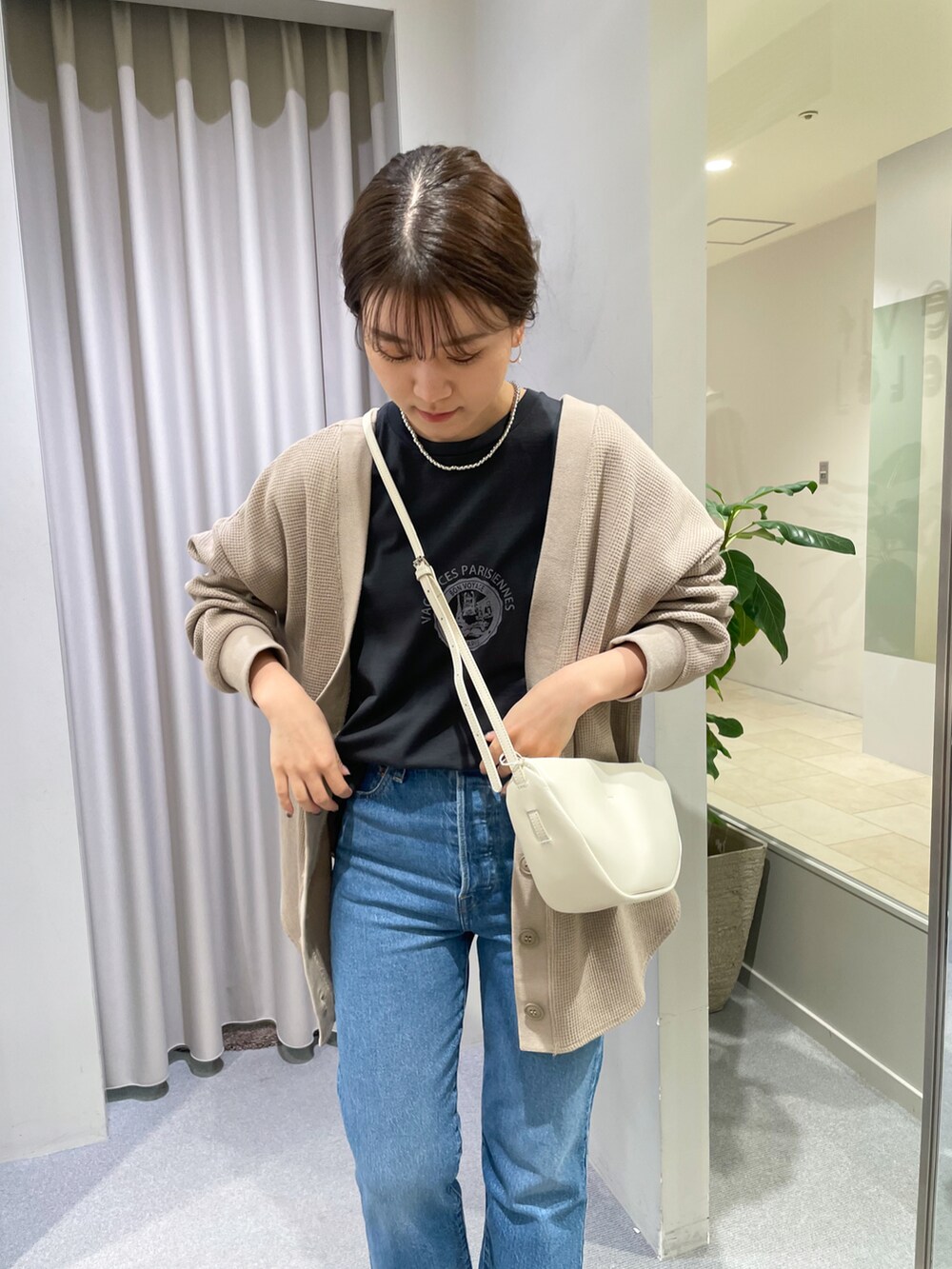「Tシャツ、カーディガン、デニム、オトナカジュアル、パンツコーデ、おしゃれさんと繋がりたい、チョコ色に染まれ、ベージュ、休日スタイル、TICCA、Levi's、Rougevif、きれいめカジュアル」｜「Rouge vif Annaの2WAYワッフルカーデ（カーディガン/ボレロ、ベージュ系）」を使った、yunaさん（レディース・161cm）の冬コーディネートの2枚目の写真
