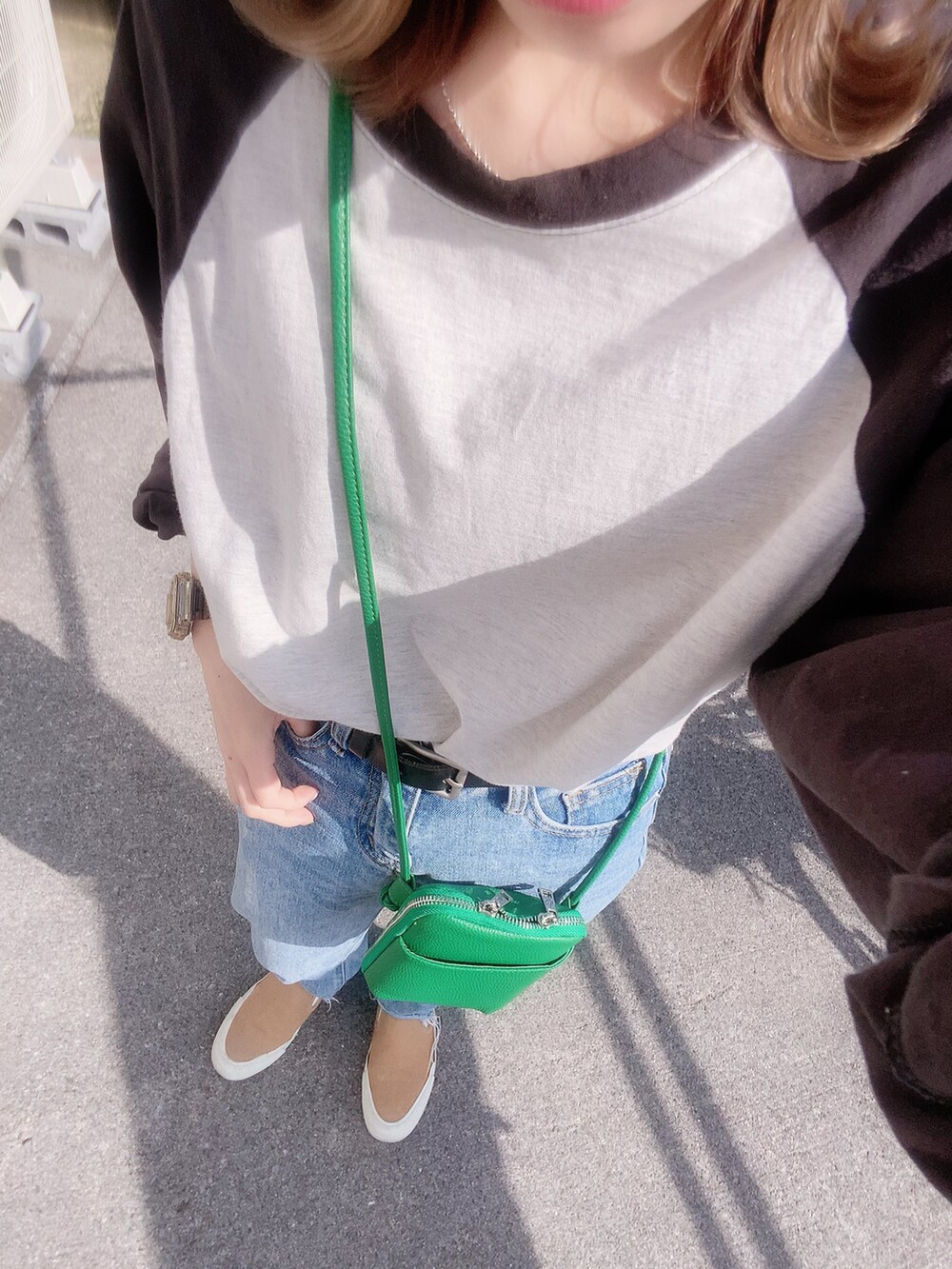 「ラグランTシャツ、デニム、デニムパンツ、キャップ、ショルダーバッグ、緑、スニーカー、スリッポン、低身長、低身長コーデ、グリーン、パンツスタイル、春コーデ、カジュアルコーデ」｜「Auntie Rosa HolidayのラグランスリーブBIGロンT（Tシャツ/カットソー、ブラック系）」を使った、𝙻𝚒.☺︎✓さん（レディース・149cm）の春コーディネートの2枚目の写真