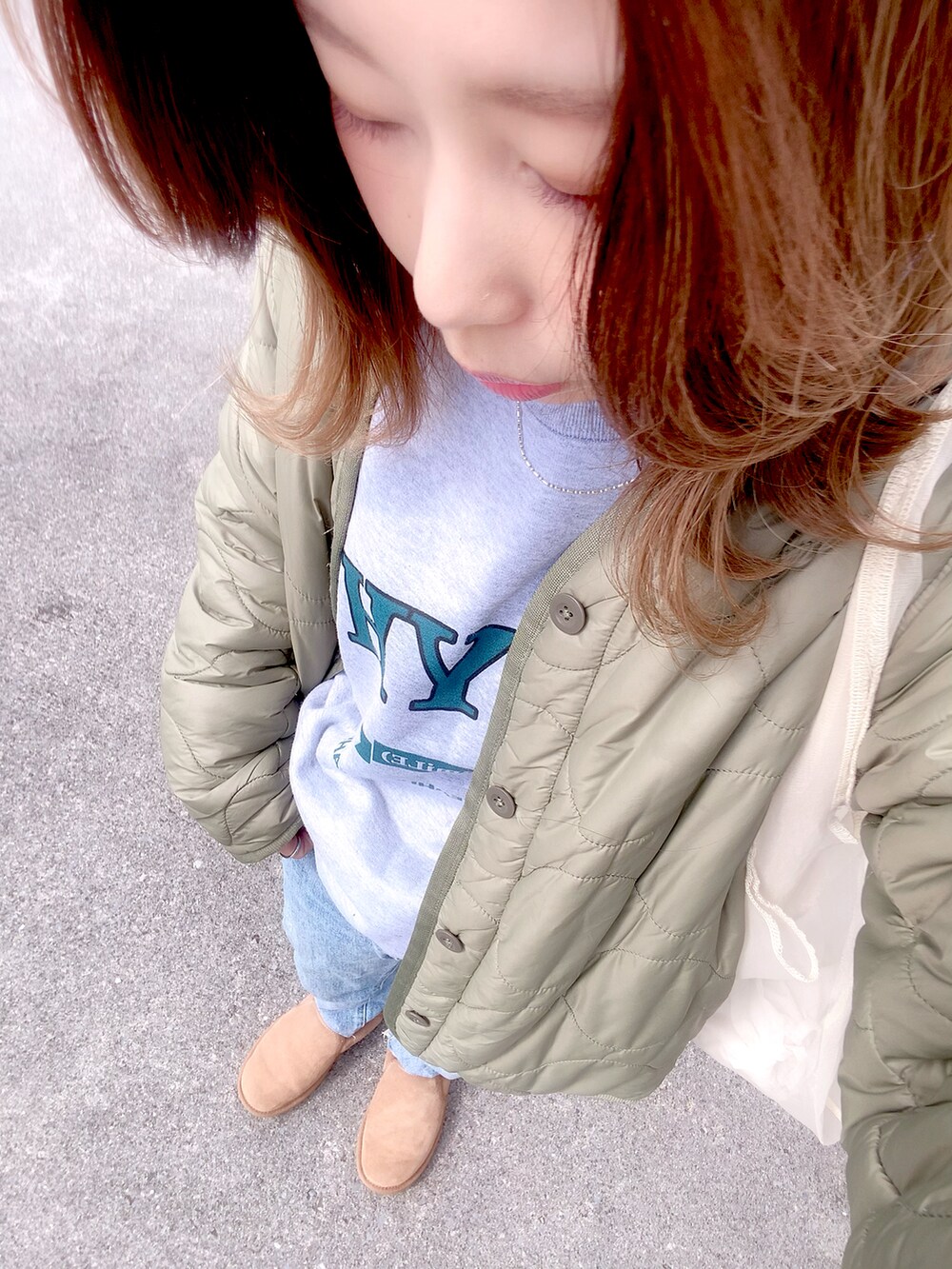 「オトナカジュアル、春、スウェット、低身長、デニムパンツ、コンバース、デニムコーデ、ロゴスウェット、休日コーデ、カジュアルコーデ、シンプル、リラックススタイル、カーキ、グレースウェット」｜「BAYFLOWのBAYFLOW／キルティングブルゾン（ブルゾン、グリーン系）」を使った、𝙻𝚒.☺︎✓さん（レディース・149cm）の春コーディネートの2枚目の写真