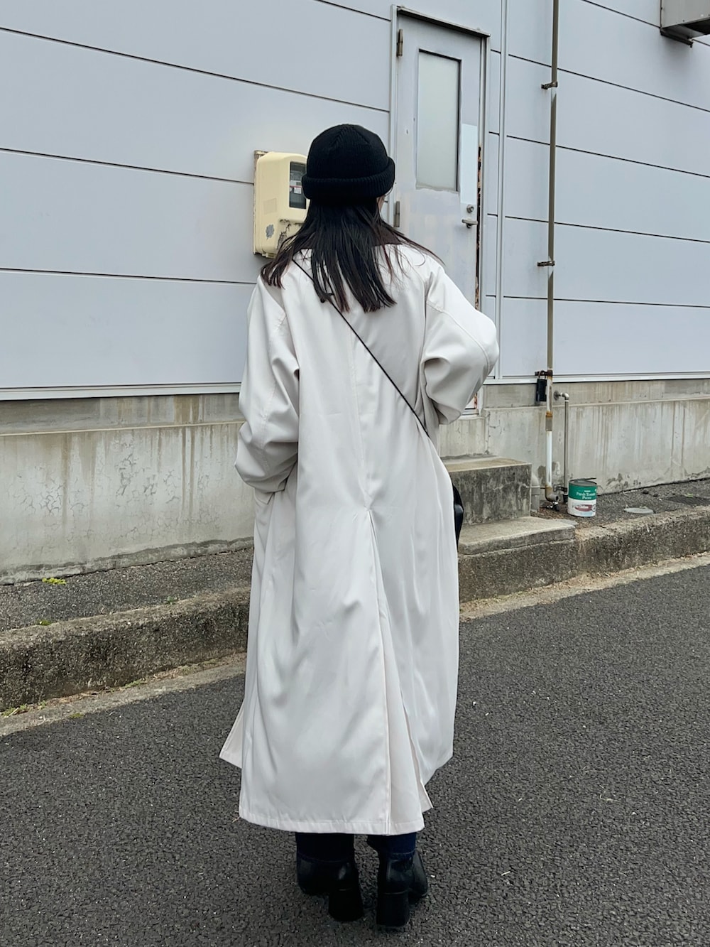 ホワイト系のその他アウター、ブルー系のつなぎ/オールインワン、ブラック系のブーツを着用したレディースの冬コーディネートの3枚目の写真