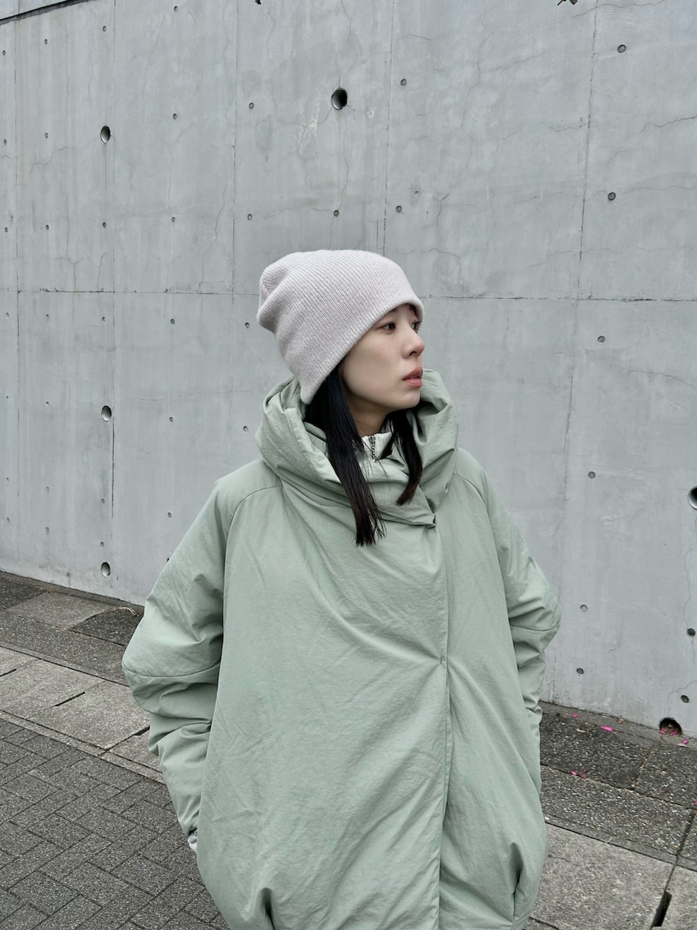 グリーン系のダウンジャケット/コート、ブラック系のその他パンツ、ブラック系のブーツを着用したレディースの冬コーディネートの3枚目の写真