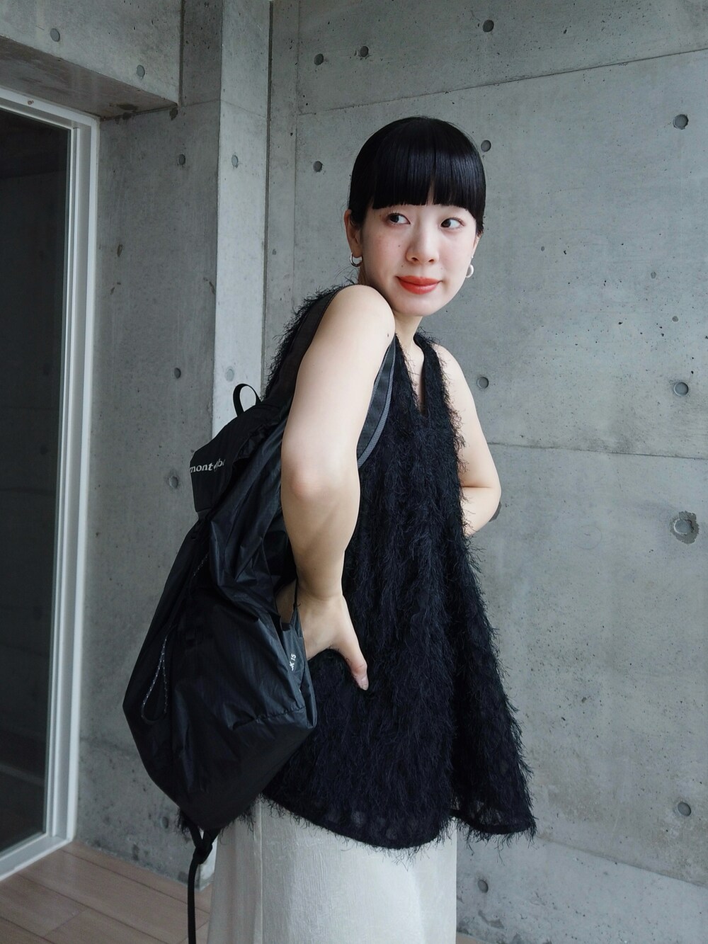 ホワイト系のワンピース、ホワイト系のタンクトップを着用したレディースの春コーディネートの2枚目の写真