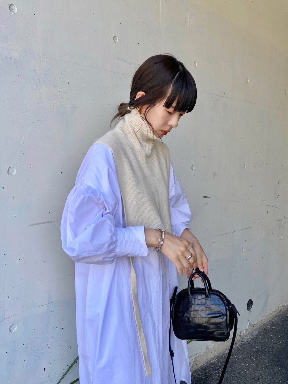 ホワイト系のベスト、ホワイト系のワンピースを着用したレディースの夏コーディネートの5枚目の写真