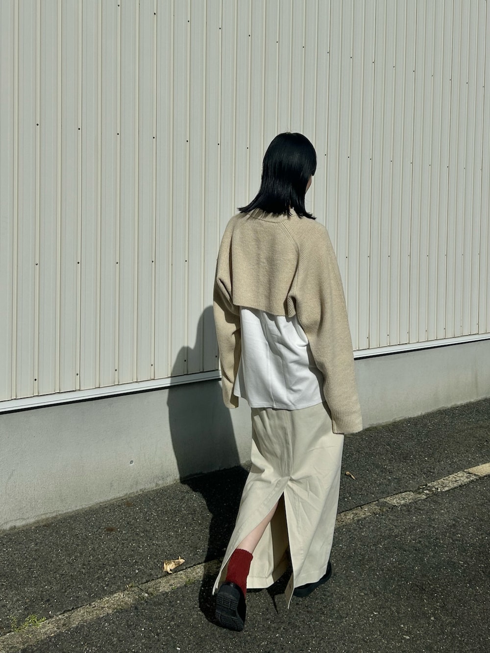 ベージュ系のニット/セーター、その他のスカート、その他のソックス/靴下を着用したレディースの秋コーディネートの2枚目の写真