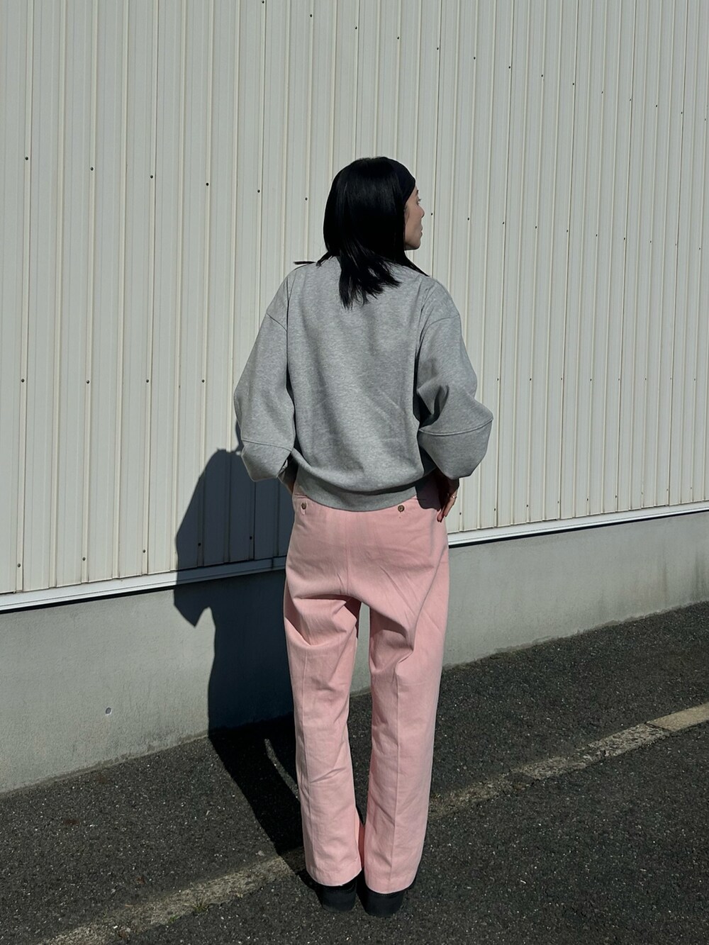 グレー系のスウェット、ブラック系のローファー、ブラック系のヘアバンドを着用したレディースの秋コーディネートの4枚目の写真