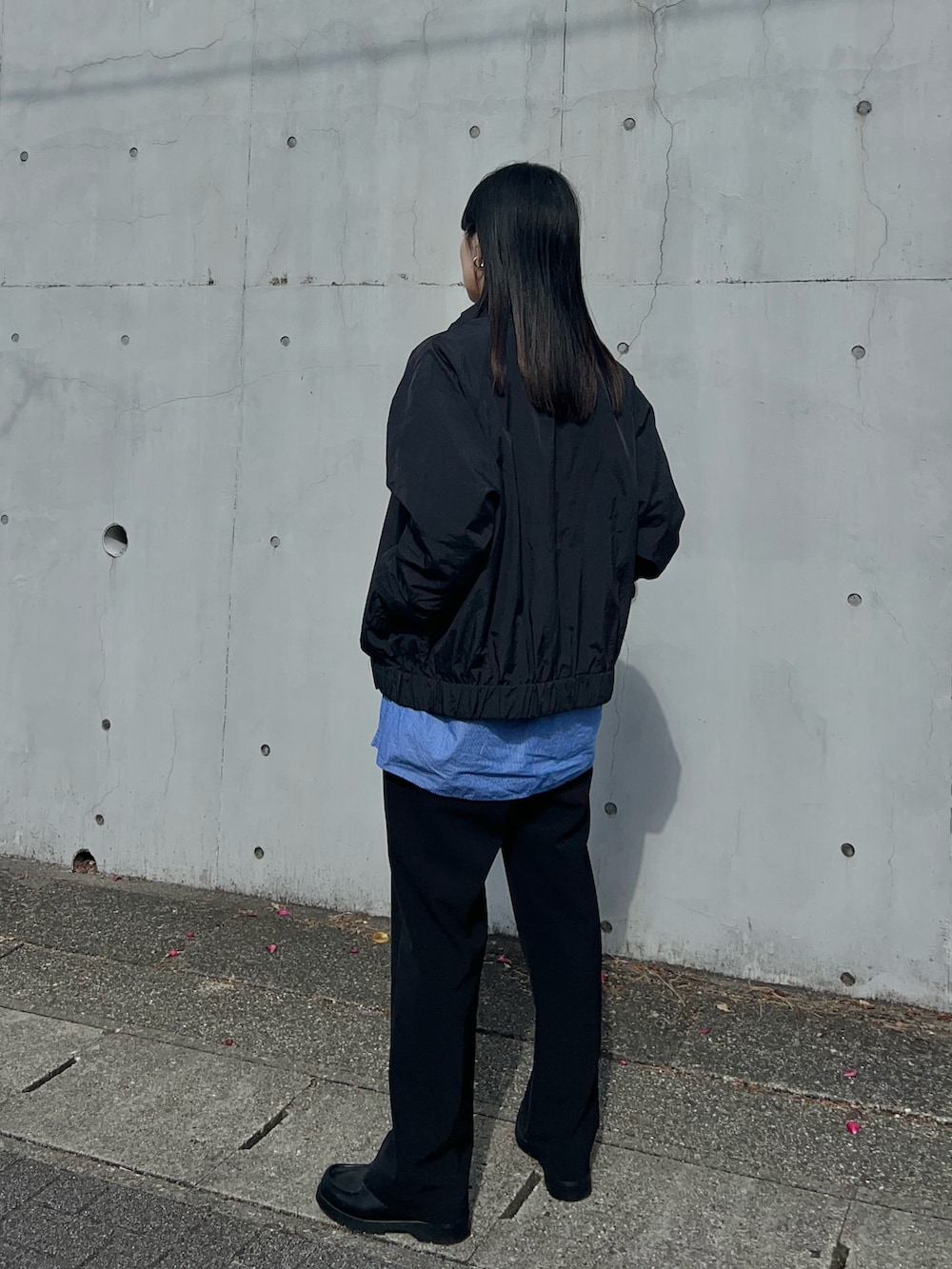 ブルー系のシャツ/ブラウス、ブラック系のその他アウター、ブラック系のその他パンツを着用したレディースの冬コーディネートの3枚目の写真