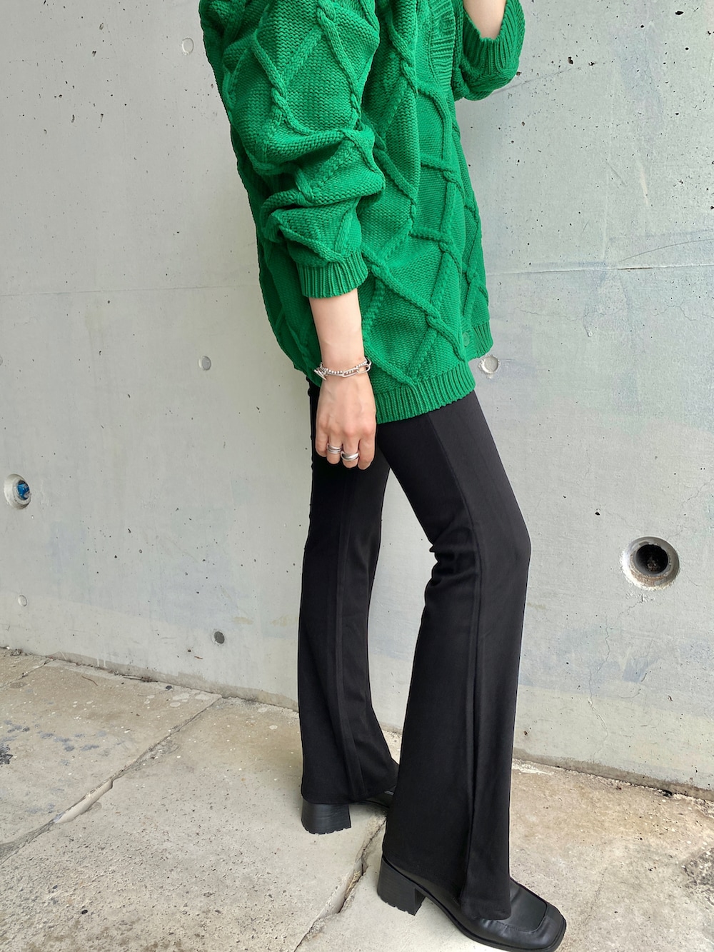 ブラック系のローファー、グリーン系のカーディガン/ボレロを着用したレディースの秋コーディネートの5枚目の写真
