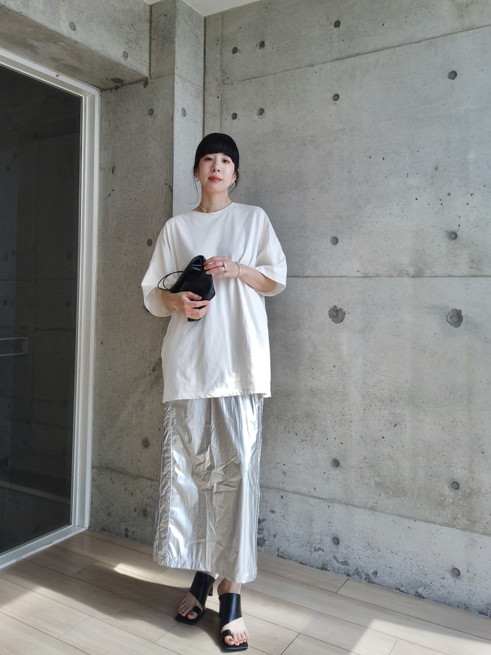 ホワイト系のTシャツ/カットソー、シルバー系のスカート、ブラック系のサンダルを着用したレディースの夏コーディネートの4枚目の写真