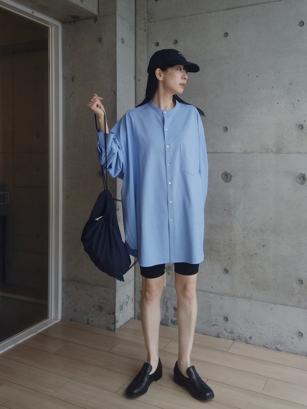 ブラック系のシューズ、ブルー系のシャツ/ブラウス、ブラック系のその他パンツを着用したレディースの春コーディネートの5枚目の写真