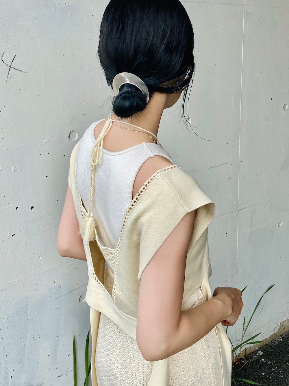 ホワイト系のニット/セーター、ホワイト系のサンダルを着用したレディースの夏コーディネートの4枚目の写真