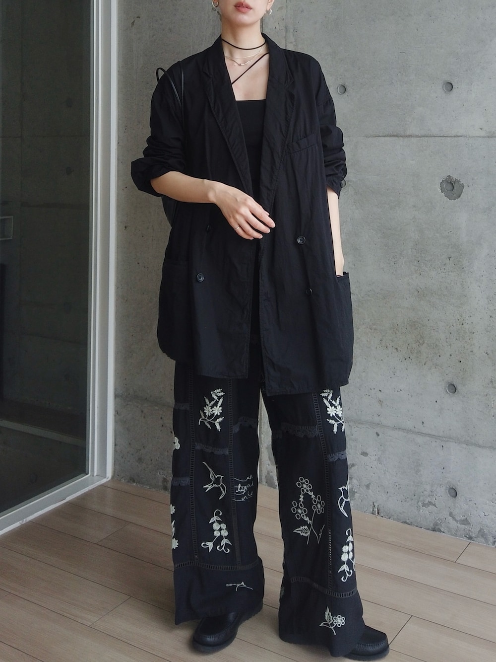 ブラック系のジャケット/アウター、ブラック系のキャミソール、ブラック系のその他パンツを着用したレディースの春コーディネートの3枚目の写真