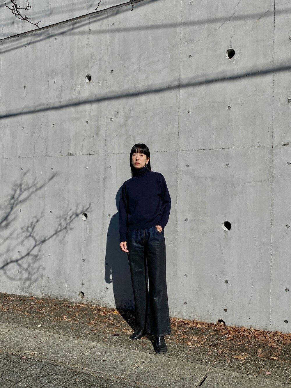 ブルー系のニット/セーター、ブルー系のデニムパンツ、ブラック系のローファーを着用したレディースの秋コーディネートの2枚目の写真