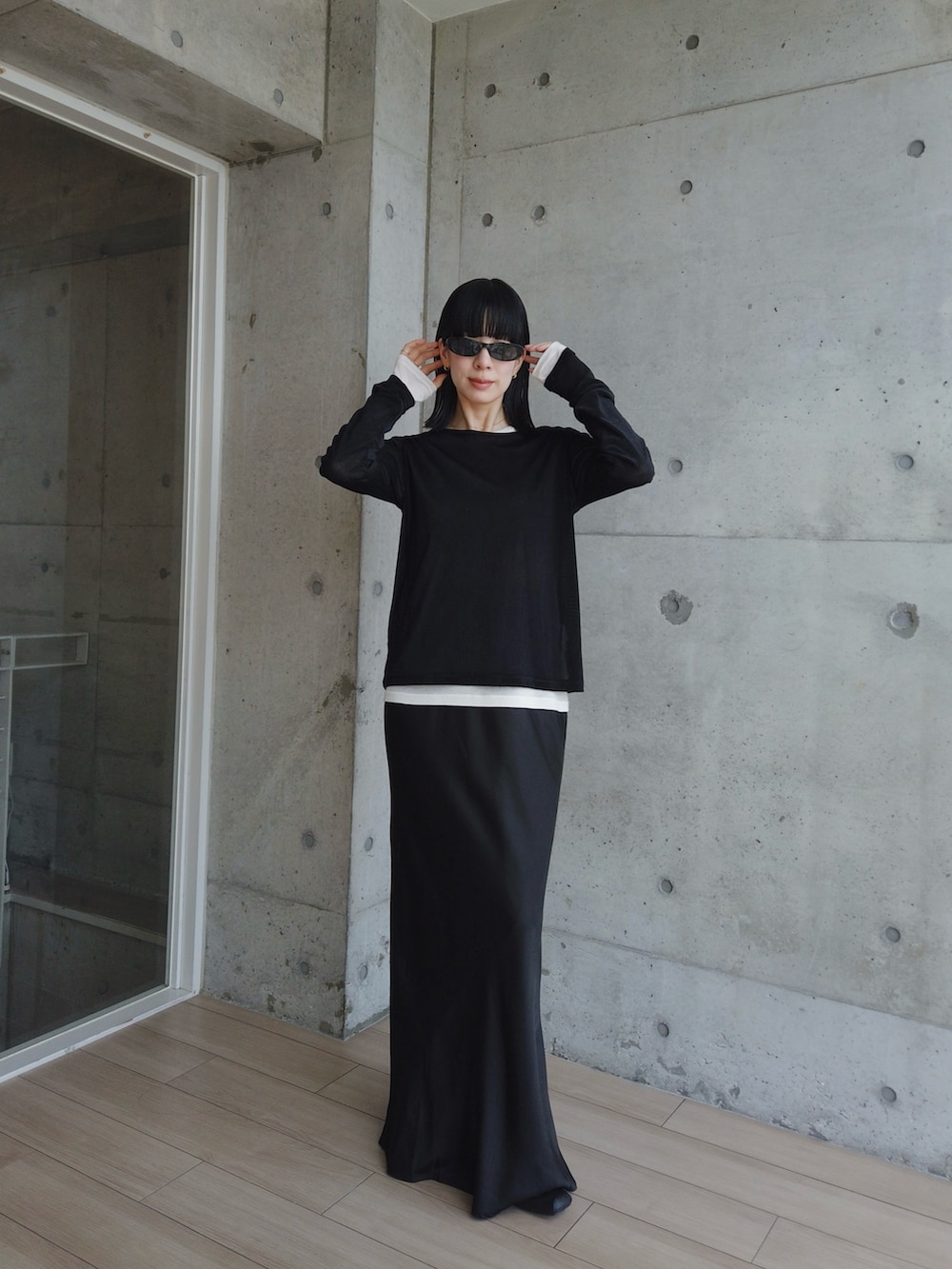 ブラック系のTシャツ/カットソー、ホワイト系のTシャツ/カットソー、ブラック系のスカートを着用したレディースの秋コーディネートの3枚目の写真