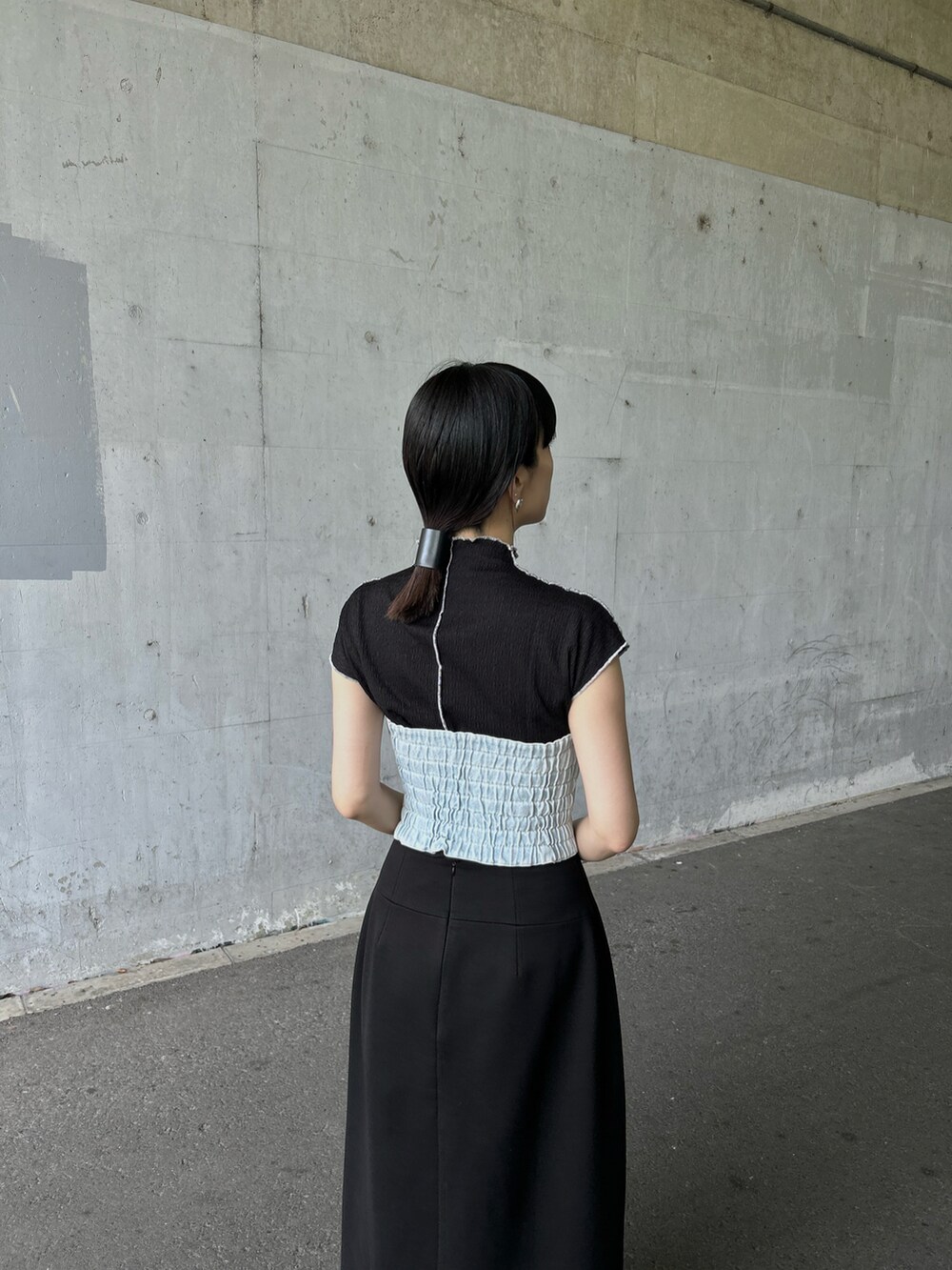 「ビスチェ、デニム、ブラック、レイヤードスタイル、プチプラ、休日スタイル」｜「M TO Rの［TOPS］WESTERN MOOD DENIM BUSTIER TOPS（チューブトップ、ブルー系）」を使った、RIKAさん（レディース・168cm）の春コーディネートの4枚目の写真