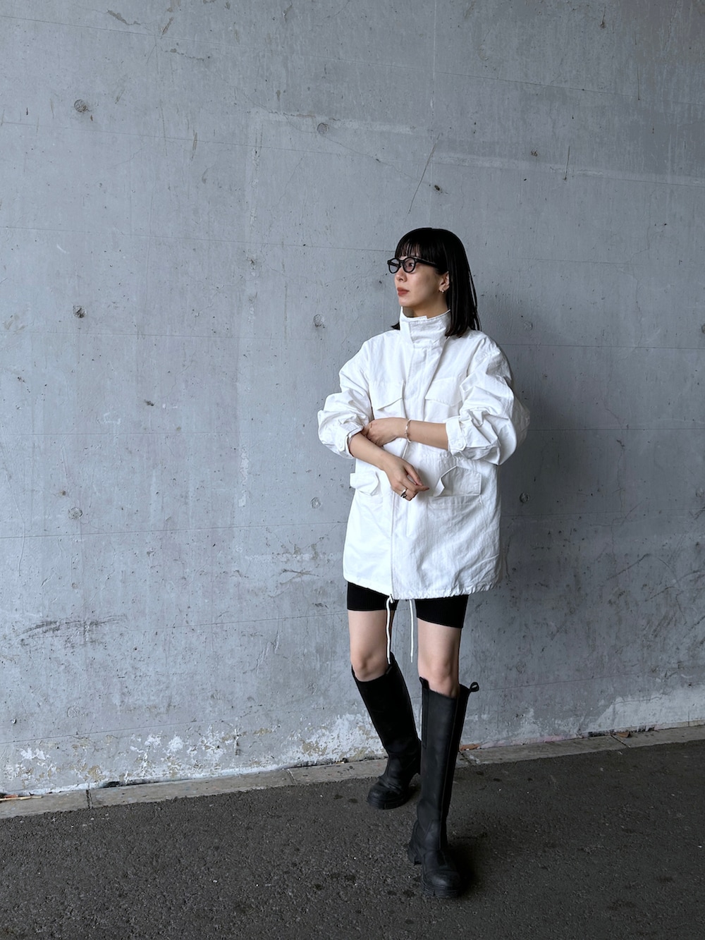 「春服デビュー宣言、シンプルコーデ、休日スタイル、春コーデ、バイカーショーツ、モノトーン、モノトーンコーデ、モッズコート、ロングブーツ」｜「y/m by RIKAのナイロンハーフ丈モッズコート（モッズコート、ブラック系）」を使った、RIKAさん（レディース・168cm）の春コーディネートの5枚目の写真