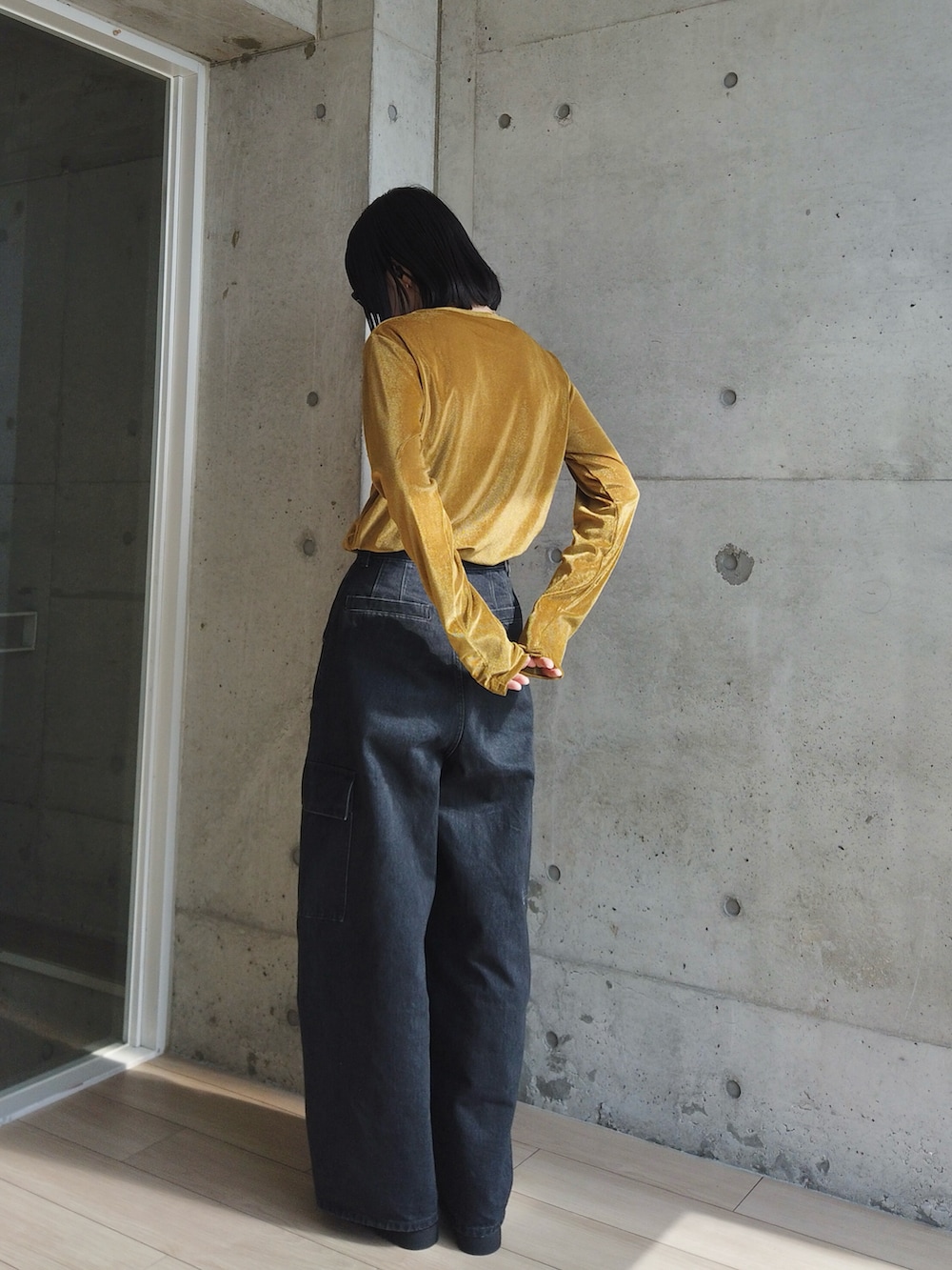 イエロー系のTシャツ/カットソー、グレー系のデニムパンツ、ブラック系のモカシン/デッキシューズを着用したレディースの夏コーディネートの2枚目の写真