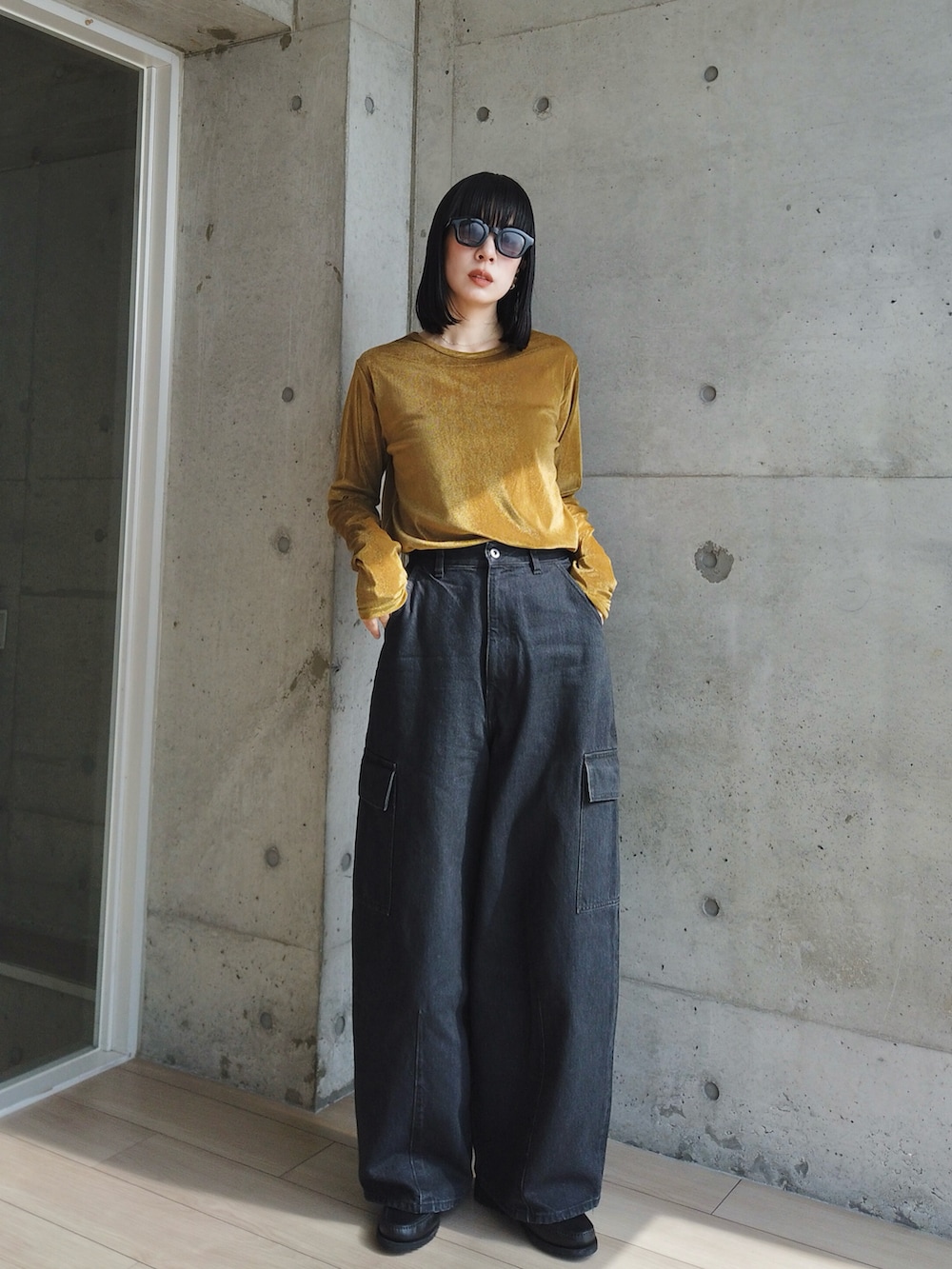 イエロー系のTシャツ/カットソー、グレー系のデニムパンツ、ブラック系のモカシン/デッキシューズを着用したレディースの夏コーディネートの3枚目の写真