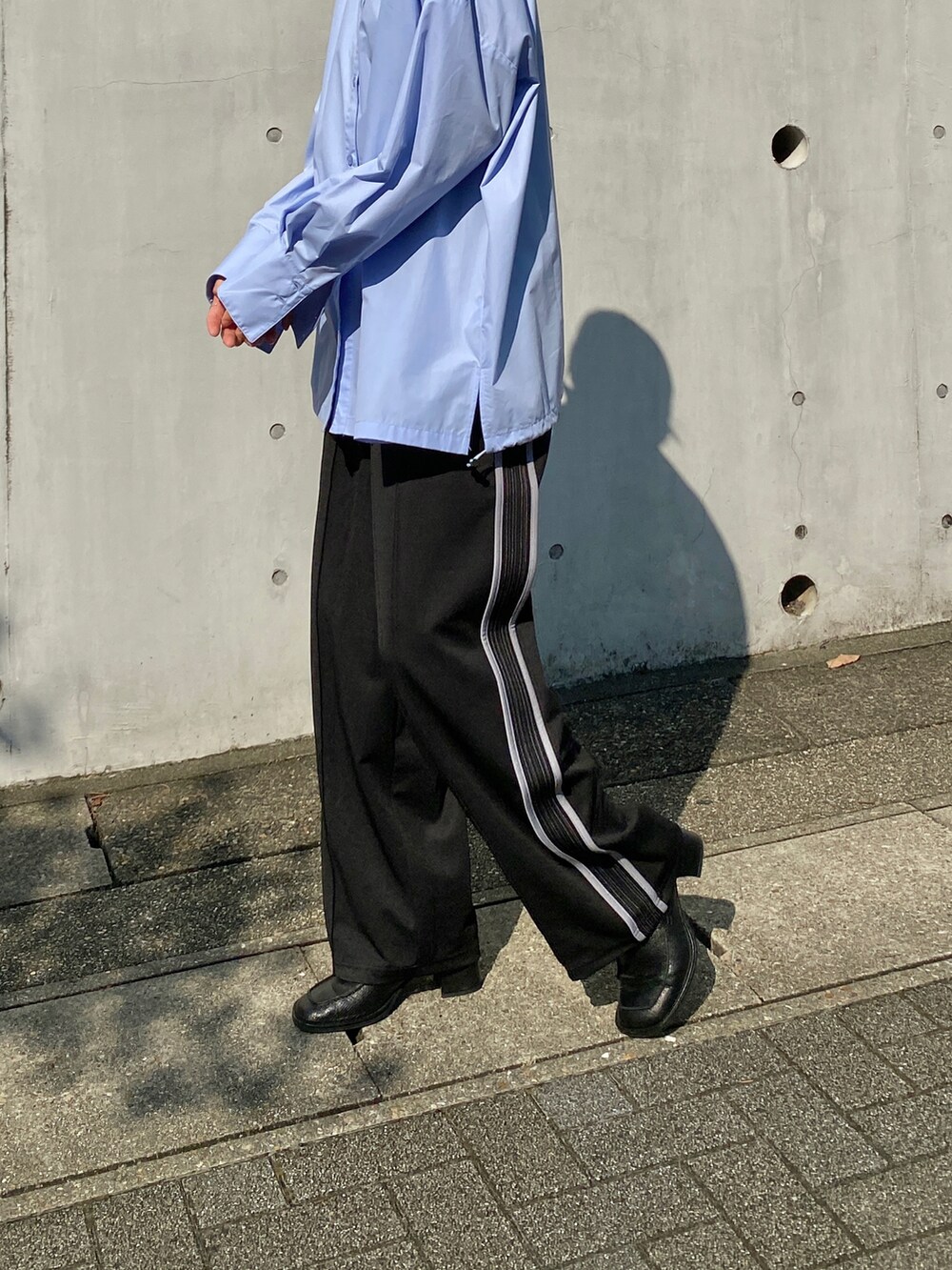 ブルー系のシャツ/ブラウス、ブラック系のその他パンツ、ブラック系のローファーを着用したレディースの秋コーディネートの4枚目の写真