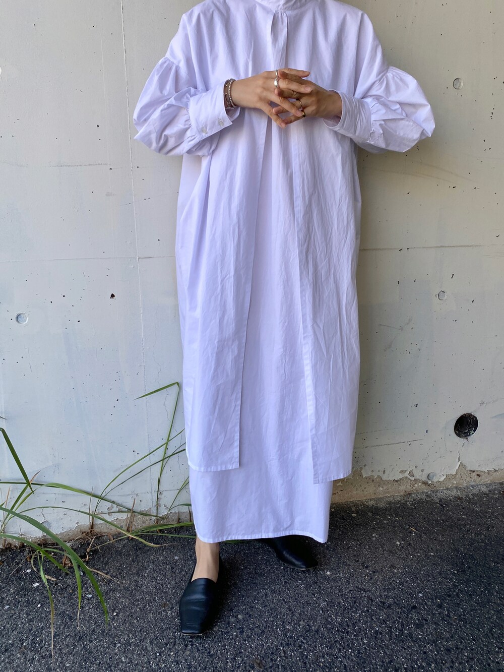 ホワイト系のベスト、ホワイト系のワンピースを着用したレディースの夏コーディネートの3枚目の写真