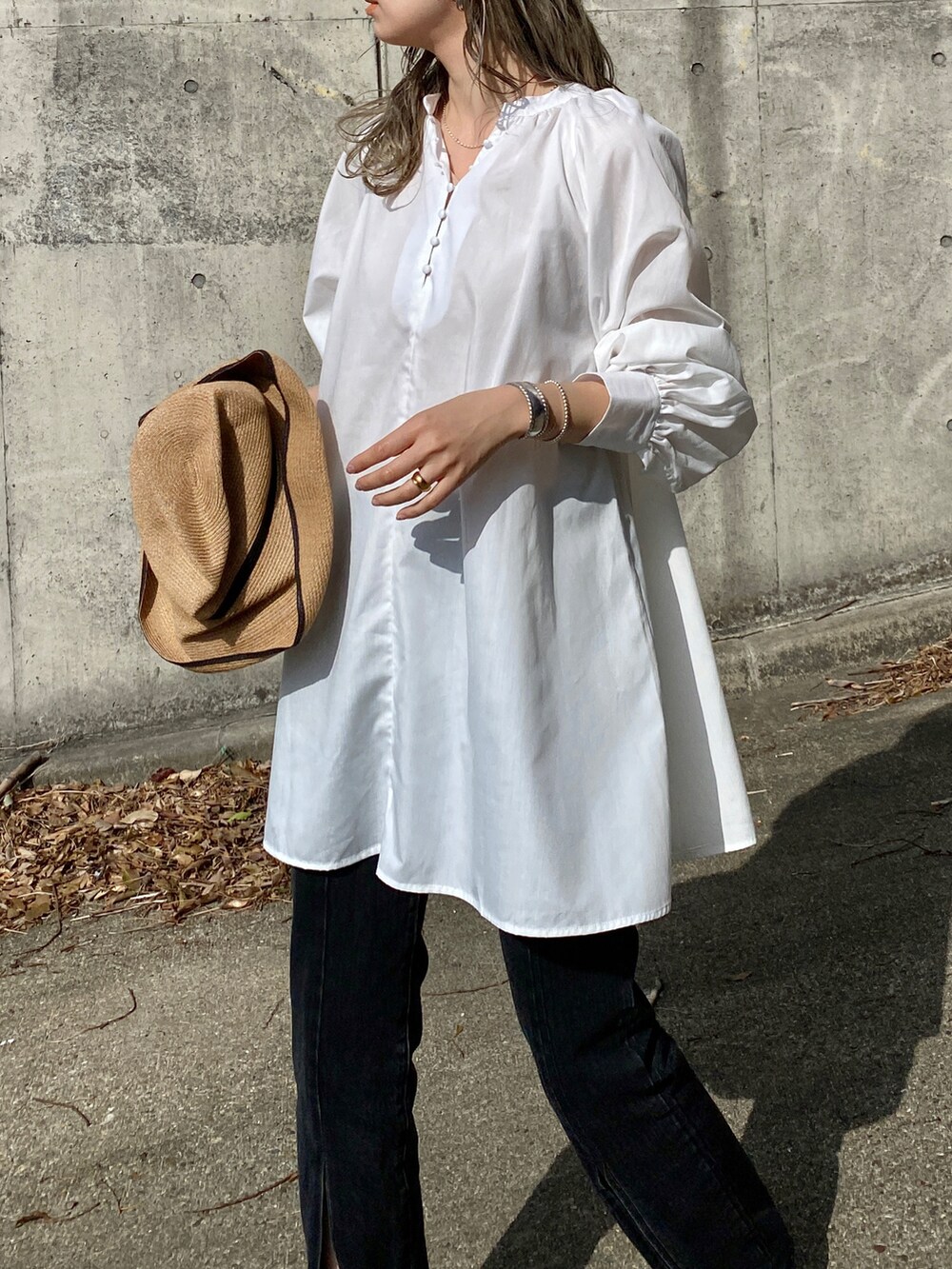 ブラック系のデニムパンツ、グリーン系のサンダル、ホワイト系のシャツ/ブラウスを着用したレディースの春コーディネートの4枚目の写真