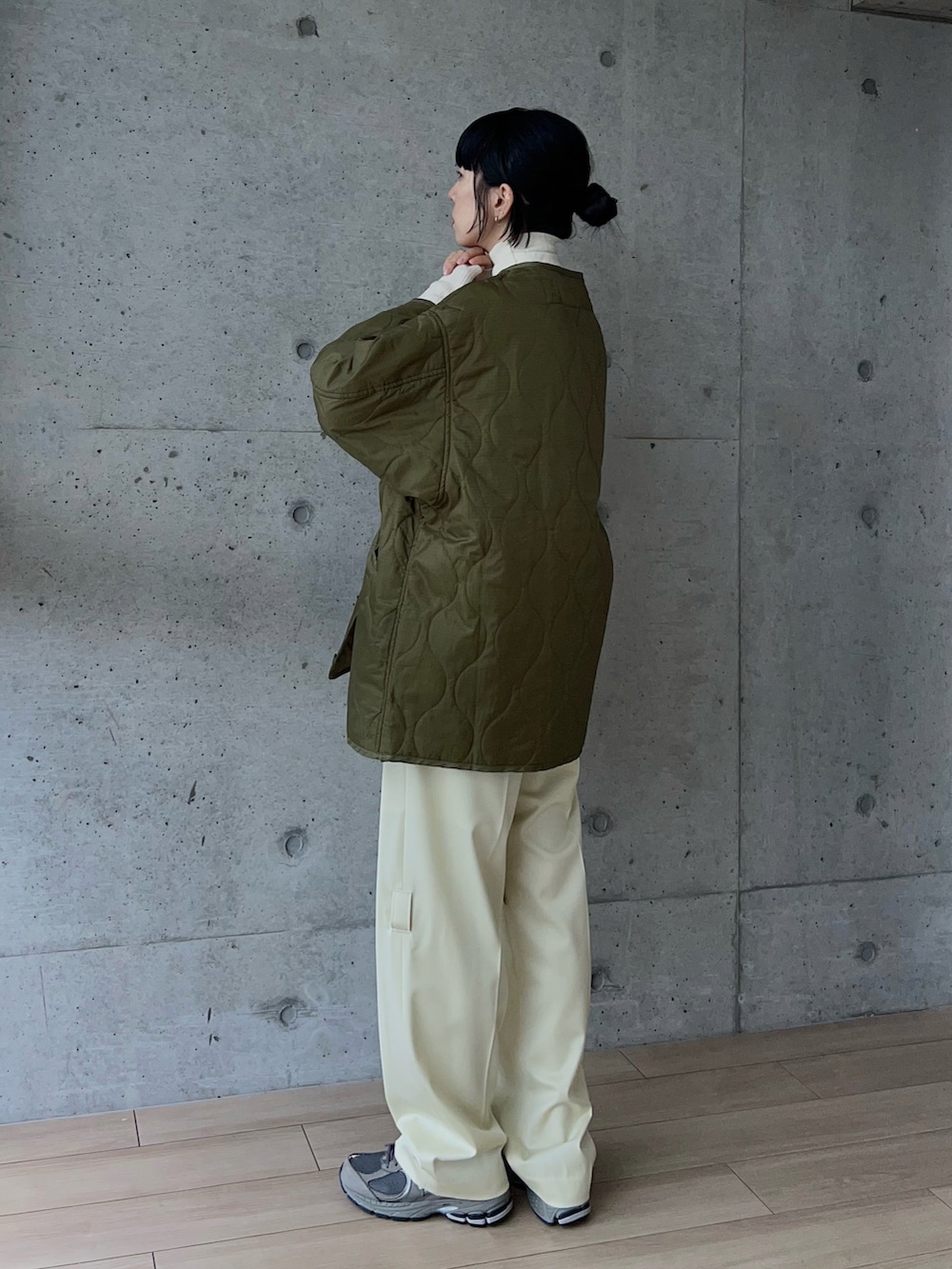 ホワイト系のニット/セーター、ホワイト系のその他パンツ、グレー系のスニーカーを着用したレディースの秋コーディネートの3枚目の写真