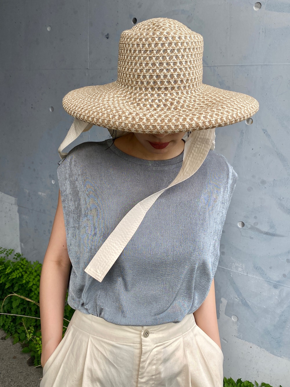 グレー系のTシャツ/カットソー、ホワイト系のその他パンツ、ホワイト系のサンダルを着用したレディースの夏コーディネートの2枚目の写真