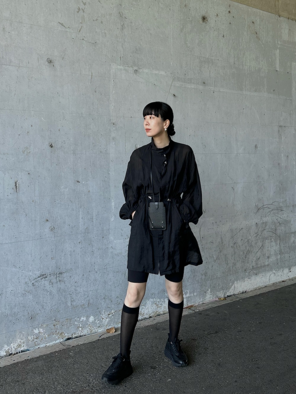 ブラック系のモッズコート、ブラック系のカーゴパンツ、ブラック系のシューズを着用したレディースの春コーディネートの4枚目の写真