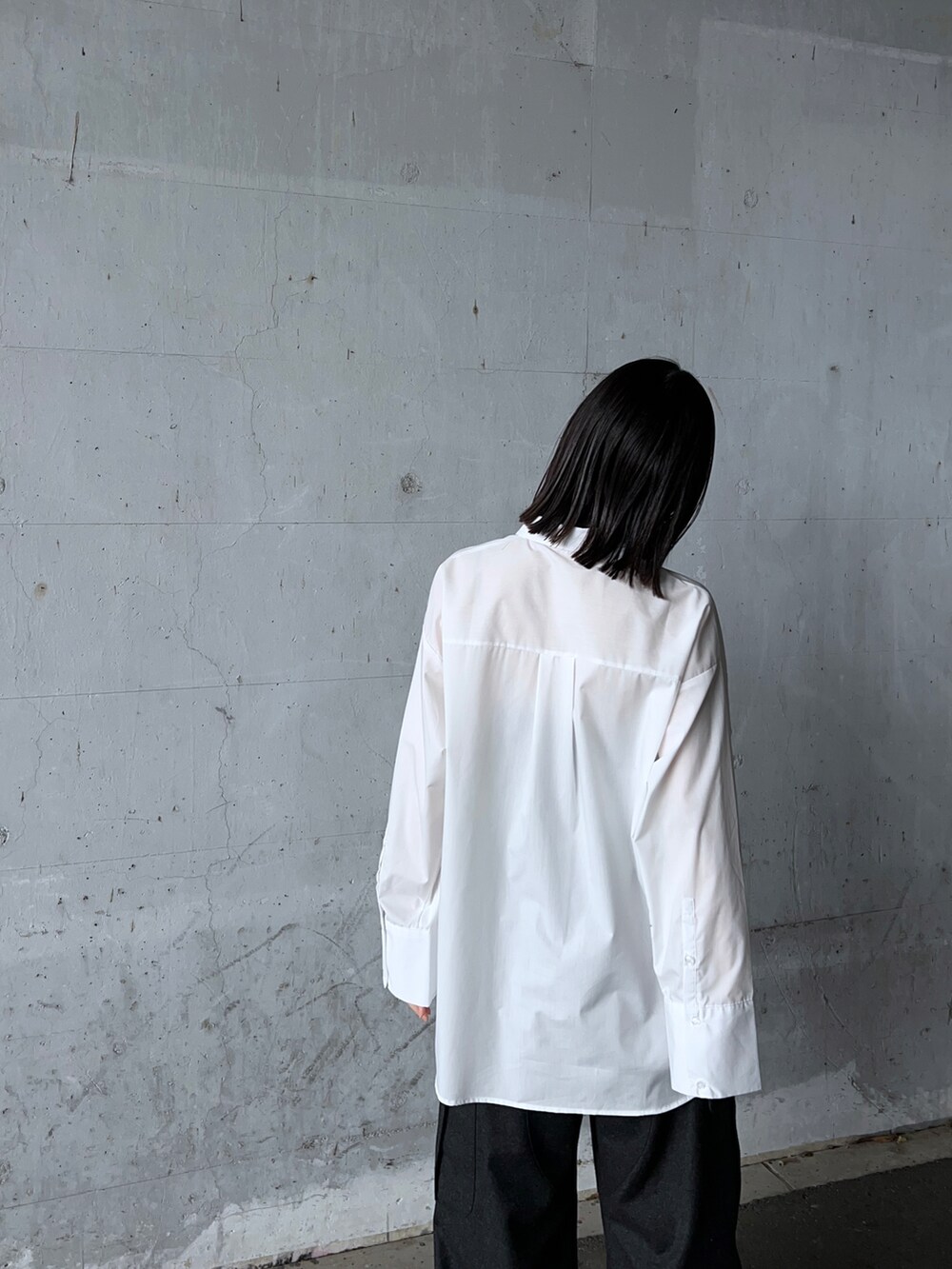 ホワイト系のシャツ/ブラウス、グレー系のその他パンツ、グレー系のスニーカーを着用したレディースの冬コーディネートの5枚目の写真