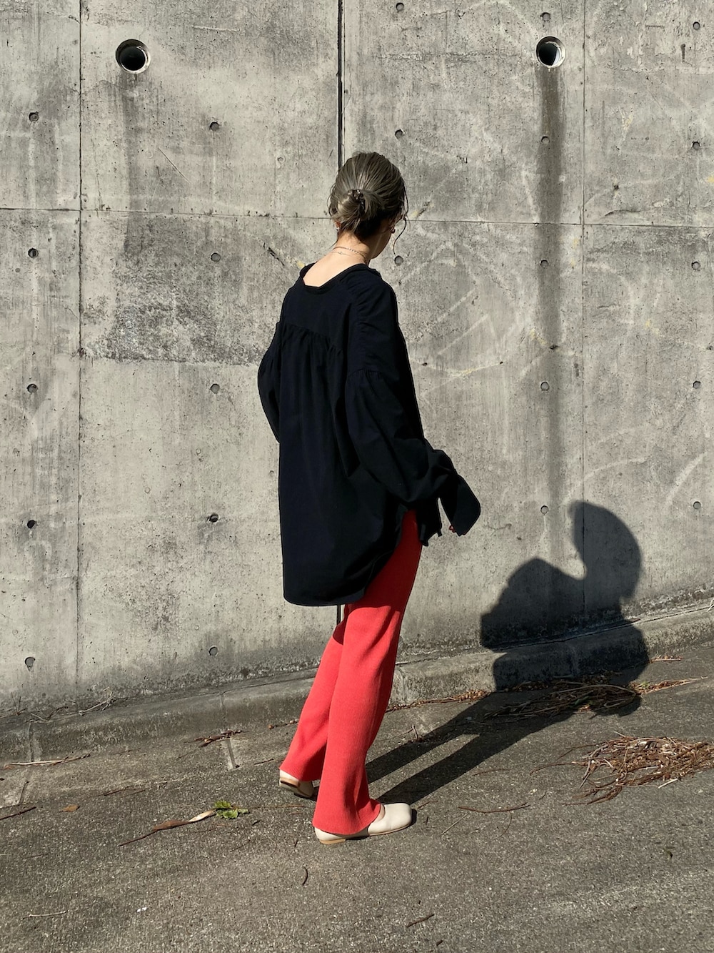 ブラック系のシャツ/ブラウス、ホワイト系のその他シューズ、シルバー系のネックレスを着用したレディースの春コーディネートの3枚目の写真