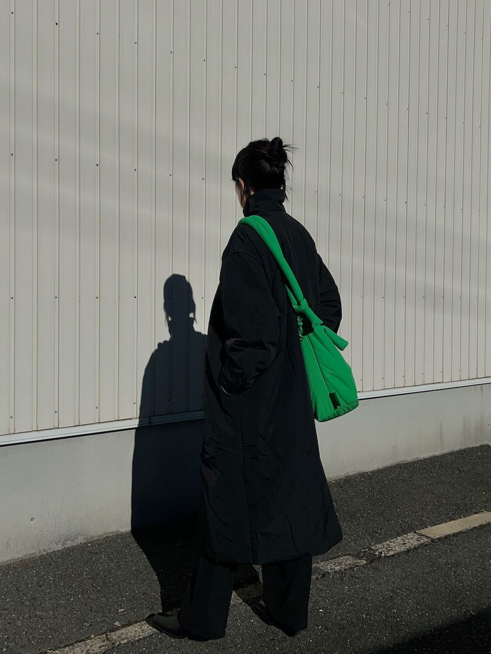 ブラック系のダウンジャケット/コート、ブラック系のブーツを着用したレディースの冬コーディネートの3枚目の写真