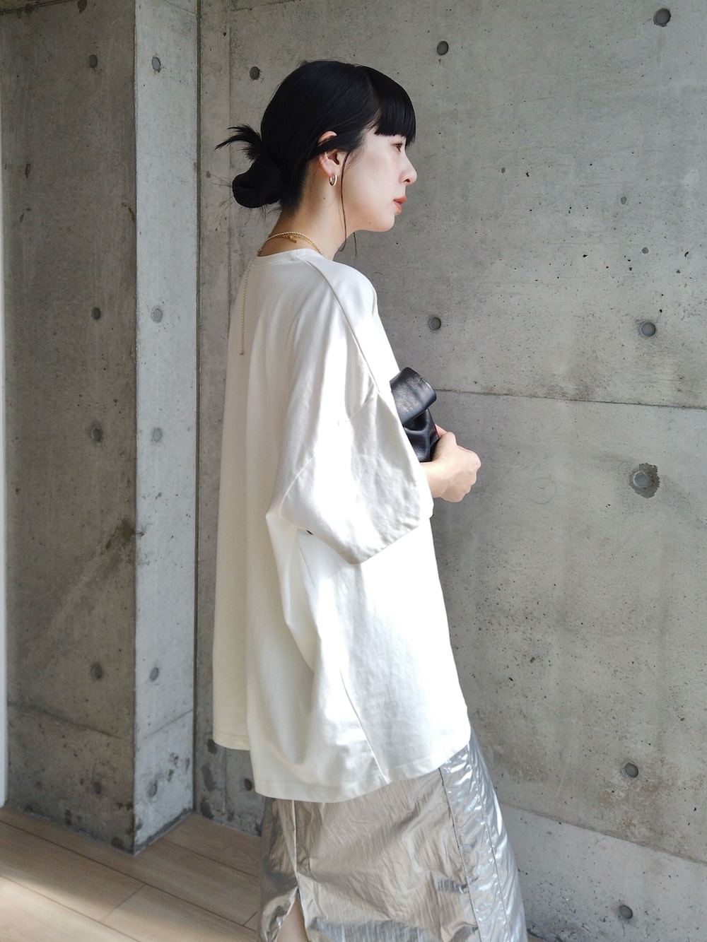 ホワイト系のTシャツ/カットソー、シルバー系のスカート、ブラック系のサンダルを着用したレディースの夏コーディネートの2枚目の写真