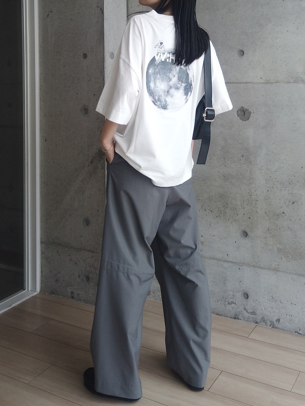 グレー系のその他パンツ、ホワイト系のTシャツ/カットソー、ブラック系のショルダーバッグを着用したレディースの夏コーディネートの4枚目の写真