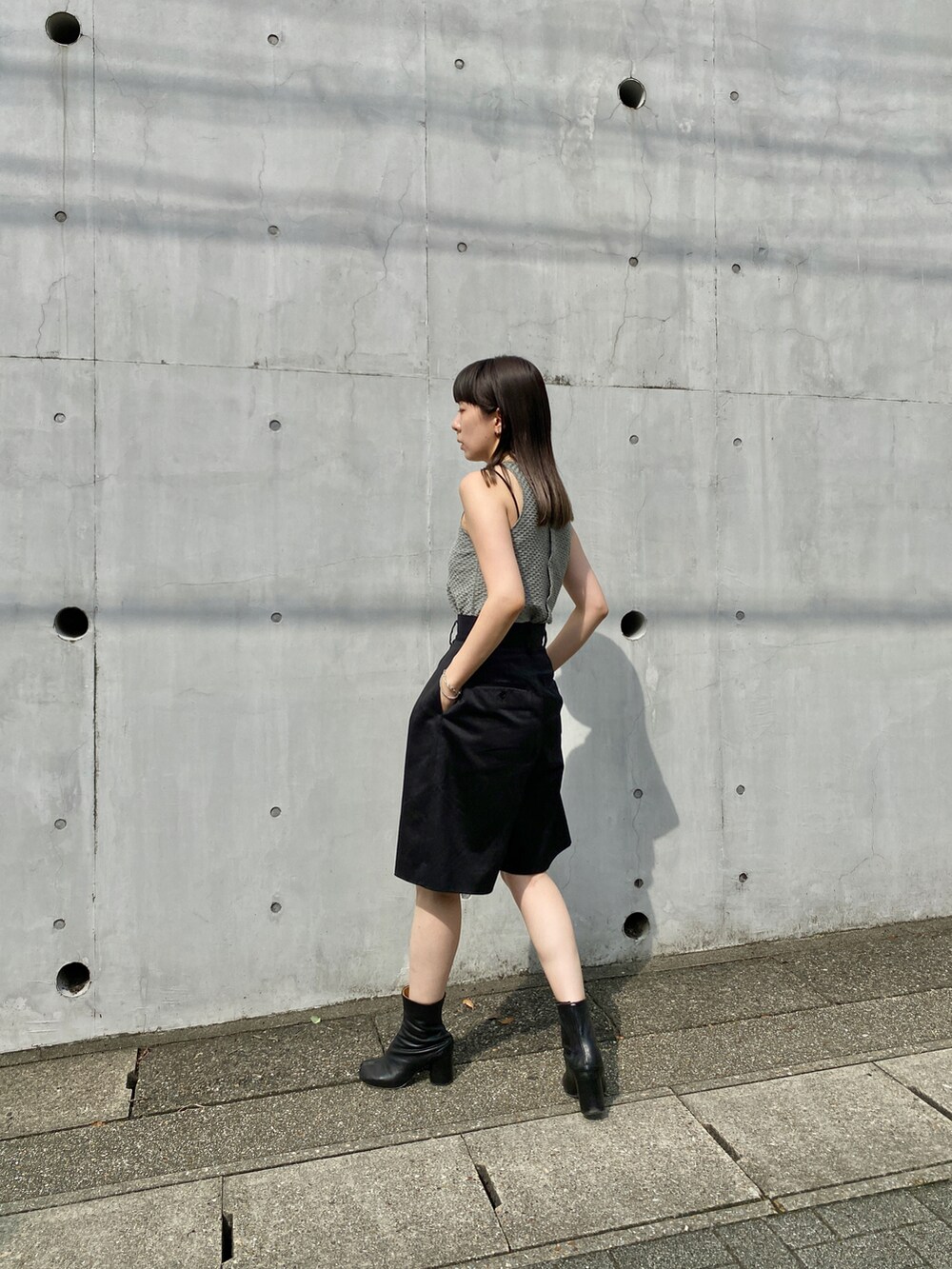 ブラック系のTシャツ/カットソー、ブラック系のその他パンツを着用したレディースの夏コーディネートの2枚目の写真