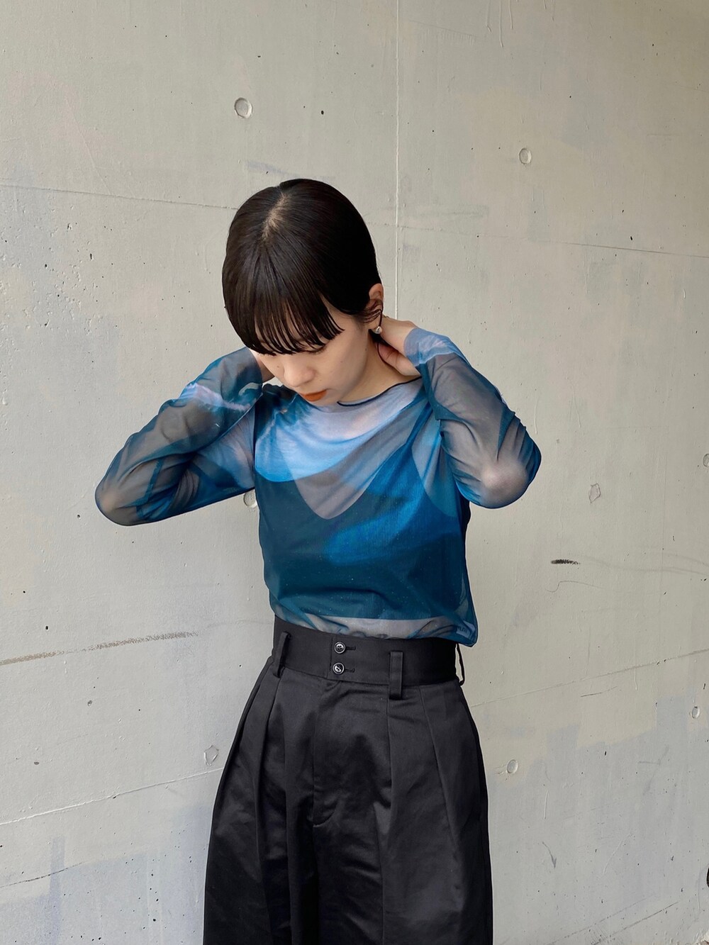 ブラック系のその他パンツ、ブルー系のTシャツ/カットソーを着用したレディースの夏コーディネートの2枚目の写真