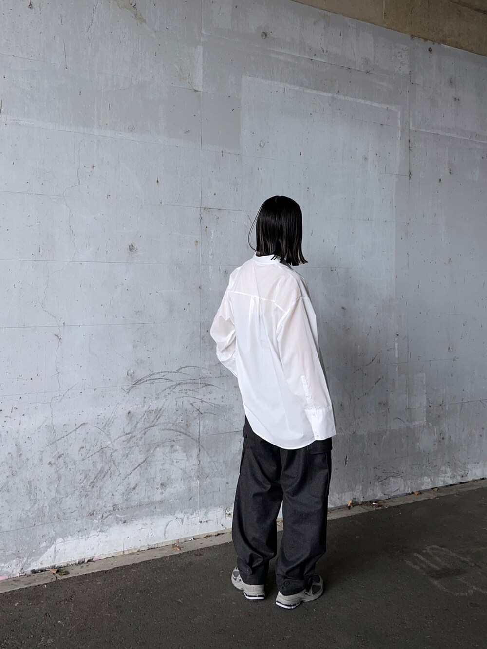 ホワイト系のシャツ/ブラウス、グレー系のその他パンツ、グレー系のスニーカーを着用したレディースの冬コーディネートの2枚目の写真