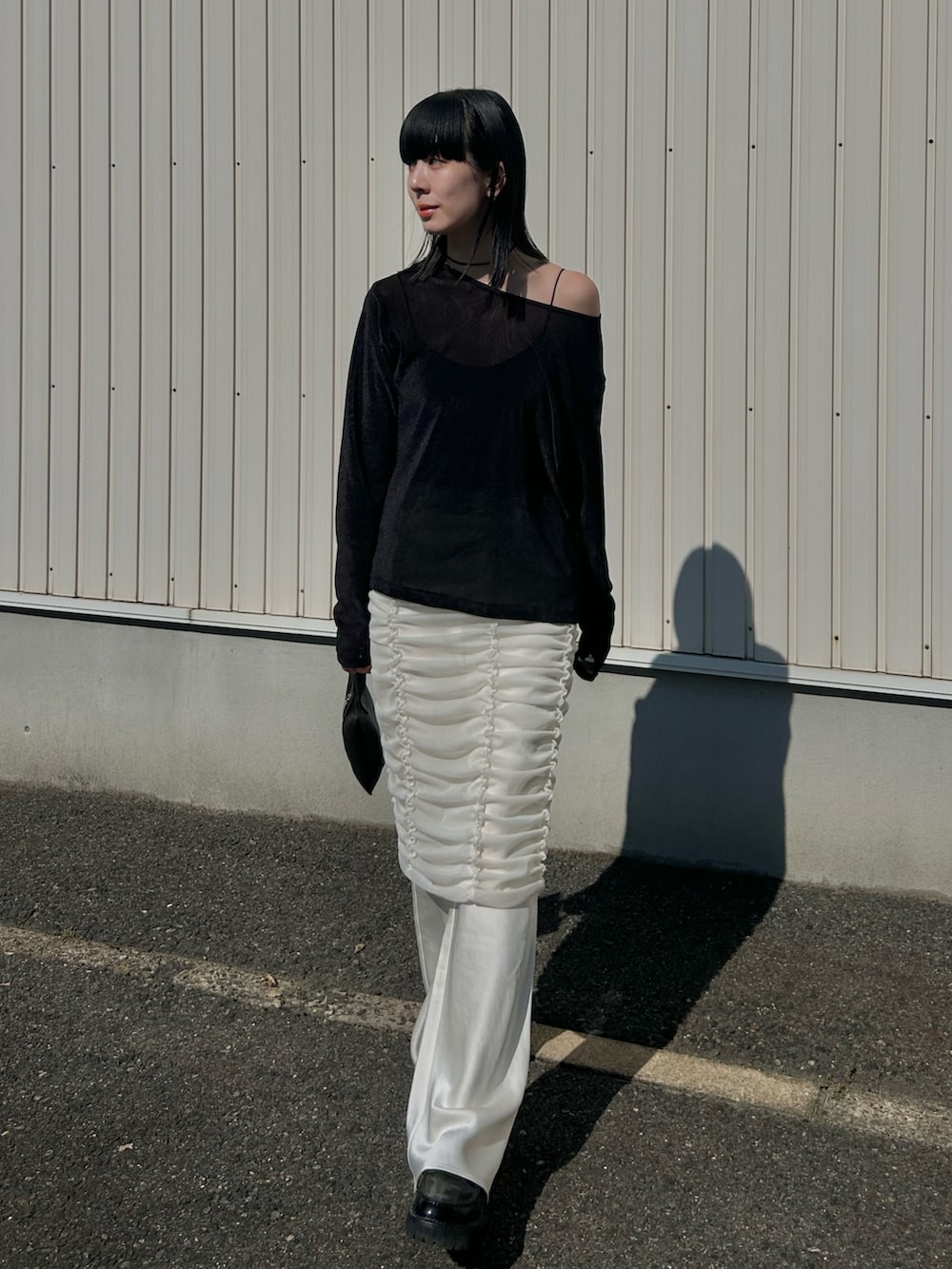 ホワイト系のスカート、ブラック系のTシャツ/カットソー、ホワイト系のその他パンツを着用したレディースの秋コーディネートの2枚目の写真