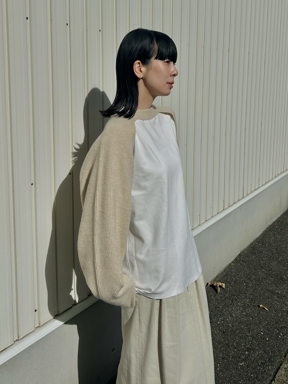 ベージュ系のニット/セーター、その他のスカート、その他のソックス/靴下を着用したレディースの秋コーディネートの3枚目の写真