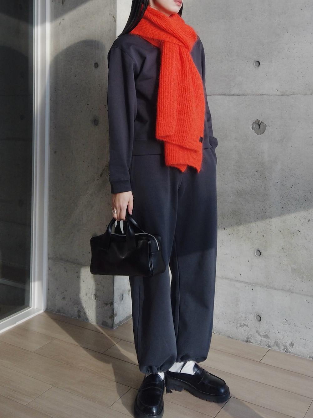 「セットアップ、マフラーぐるぐる、マフラー、スウェット、シンプルコーデ、ローファー」｜「Steven Alanの＜Steven Alan＞スウェット パンツ（スウェットパンツ、グレー系）」を使った、RIKAさん（レディース・168cm）の冬コーディネートの2枚目の写真