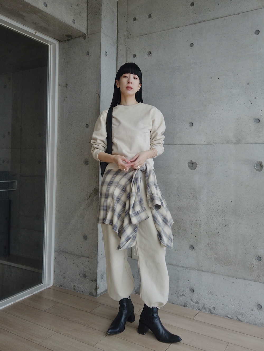 ホワイト系のシャツ/ブラウス、ベージュ系のスウェット、ベージュ系のスウェットパンツを着用したレディースの冬コーディネートの4枚目の写真