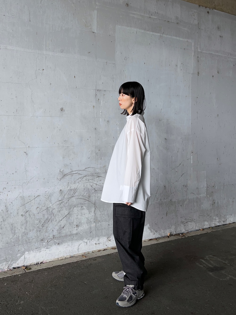 ホワイト系のシャツ/ブラウス、グレー系のその他パンツ、グレー系のスニーカーを着用したレディースの冬コーディネートの3枚目の写真