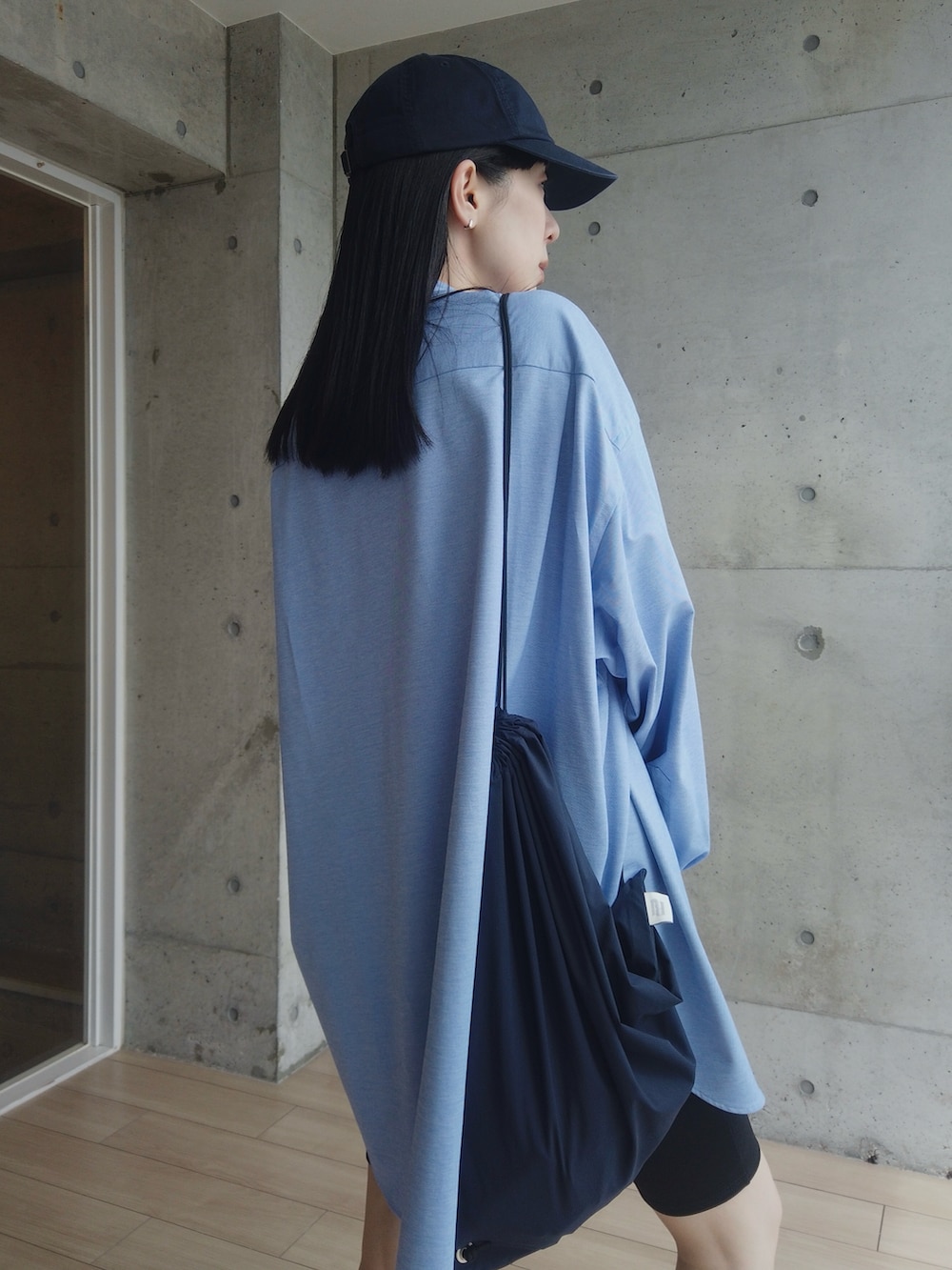 ブラック系のシューズ、ブルー系のシャツ/ブラウス、ブラック系のその他パンツを着用したレディースの春コーディネートの3枚目の写真