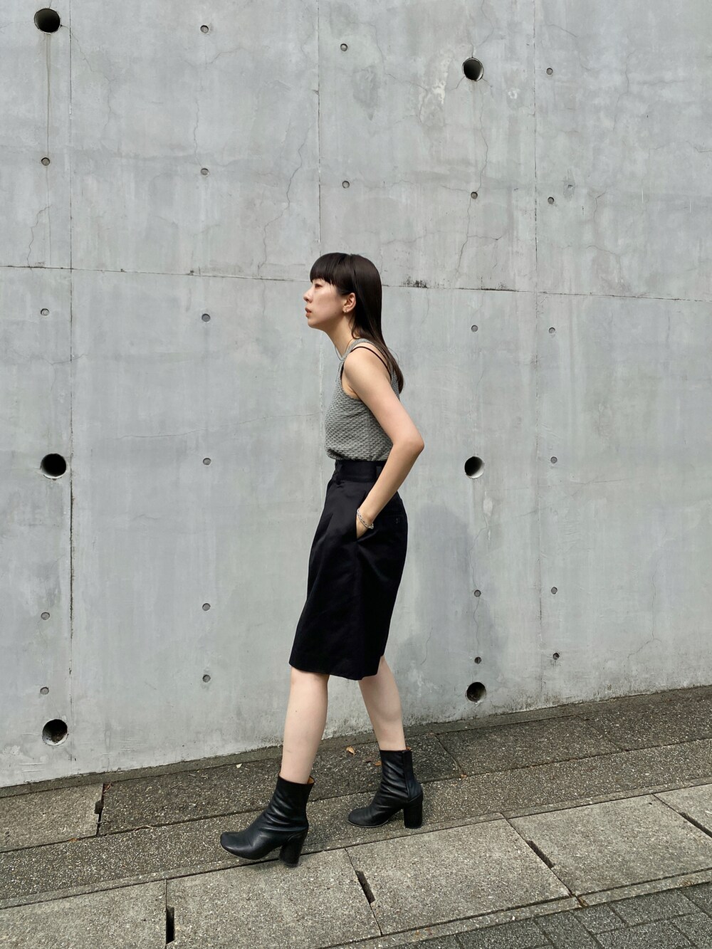 ブラック系のTシャツ/カットソー、ブラック系のその他パンツを着用したレディースの夏コーディネートの3枚目の写真