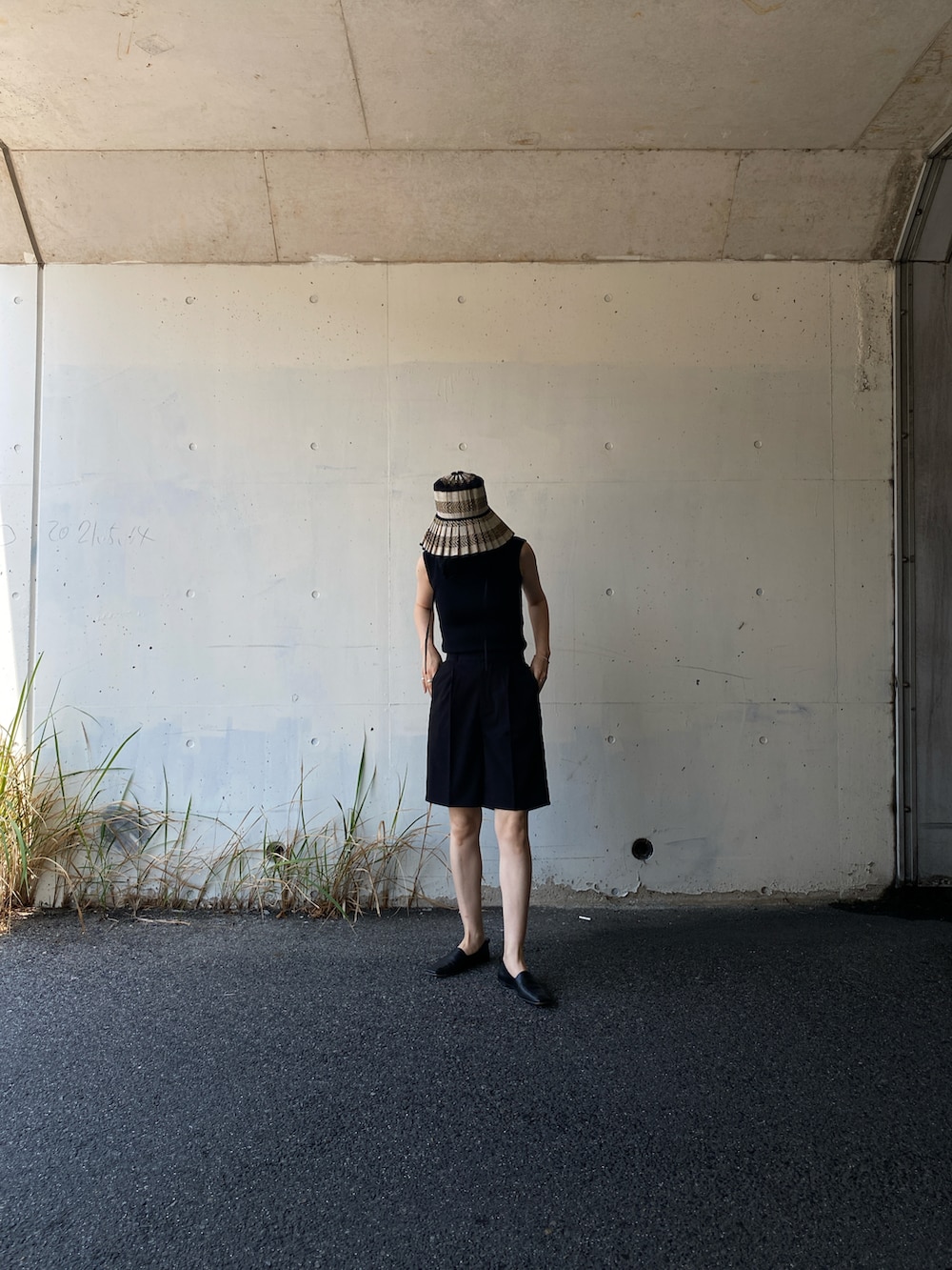 ブラック系のTシャツ/カットソー、ブラック系のその他パンツ、ブラック系のハットを着用したレディースの春コーディネートの4枚目の写真