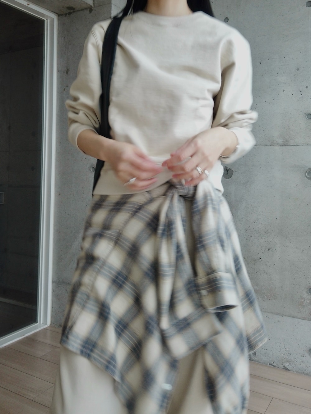 ホワイト系のシャツ/ブラウス、ベージュ系のスウェット、ベージュ系のスウェットパンツを着用したレディースの冬コーディネートの2枚目の写真