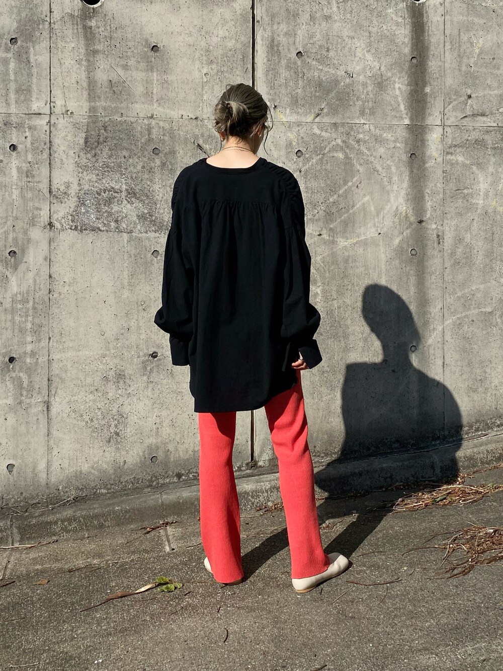 ブラック系のシャツ/ブラウス、ホワイト系のその他シューズ、シルバー系のネックレスを着用したレディースの春コーディネートの2枚目の写真